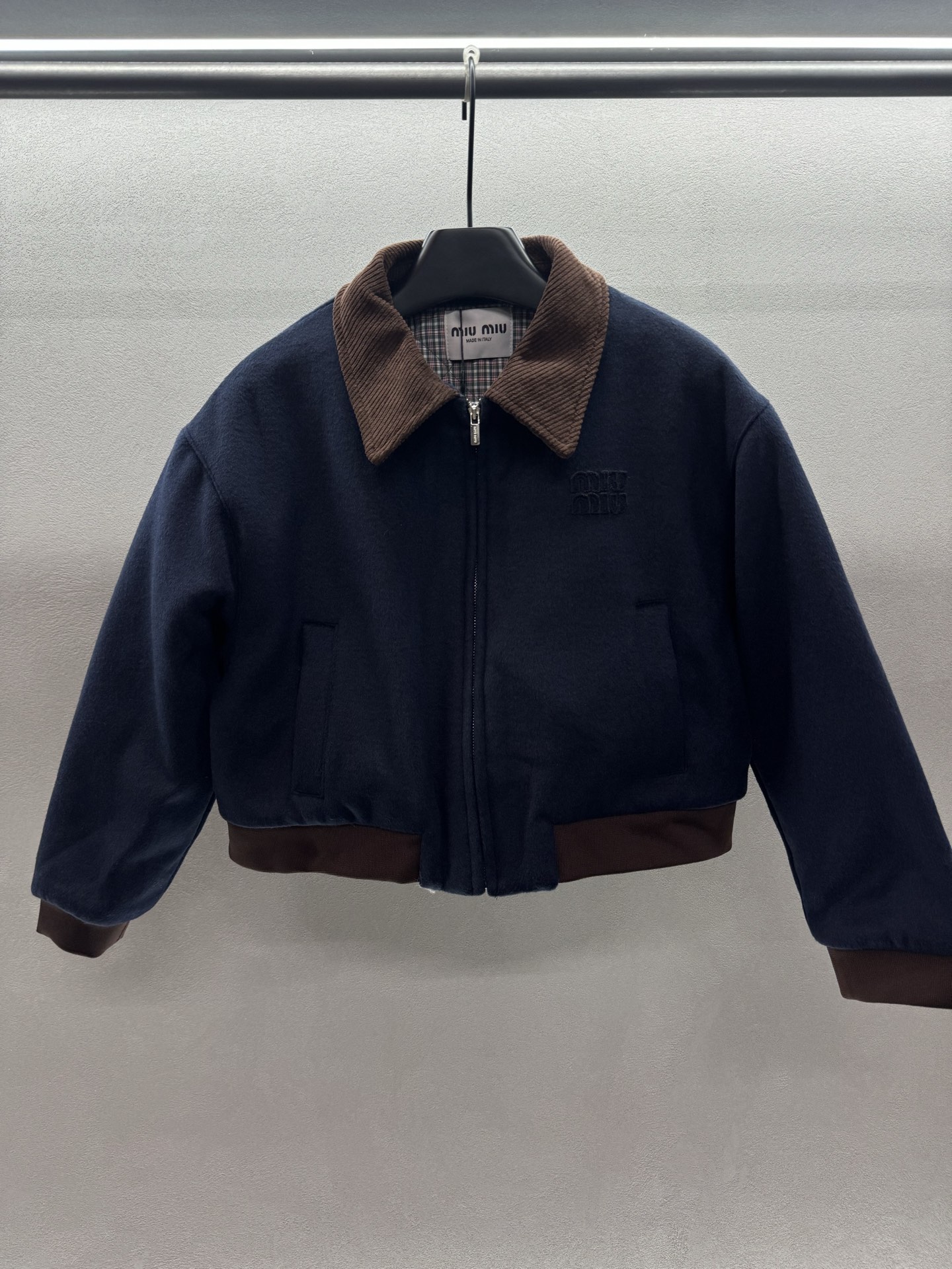 ￼ ❄️2025 Autumn and Winter❄️！MiuMi*，丝绒领拼羊毛混纺夹克外套，🉑盐🉑