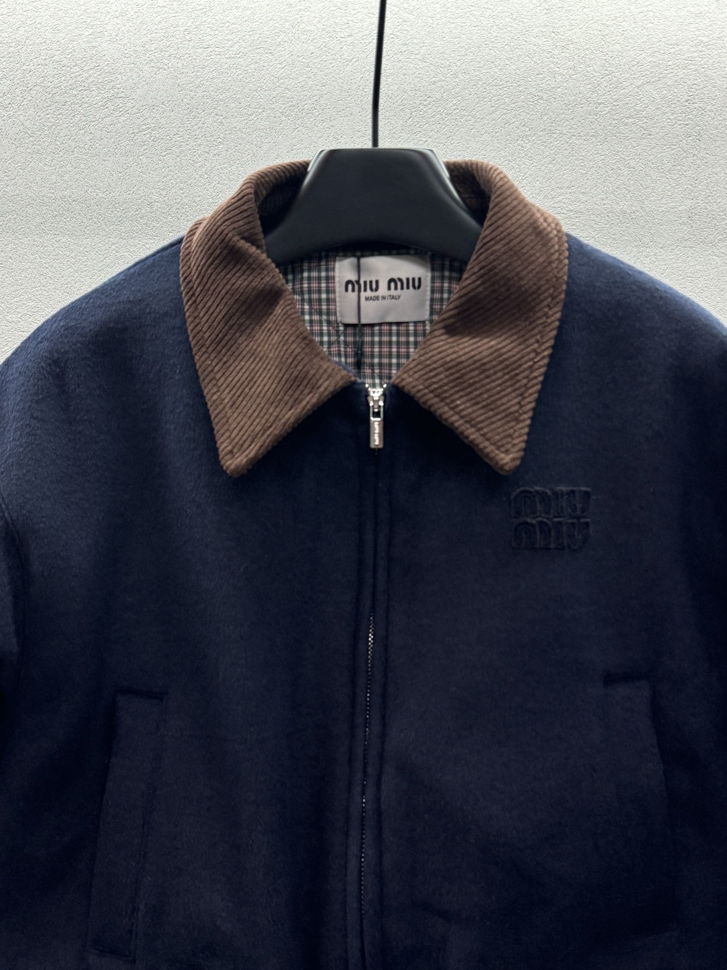 ￼ ❄️2025 Autumn and Winter❄️！MiuMi*，丝绒领拼羊毛混纺夹克外套，🉑盐🉑