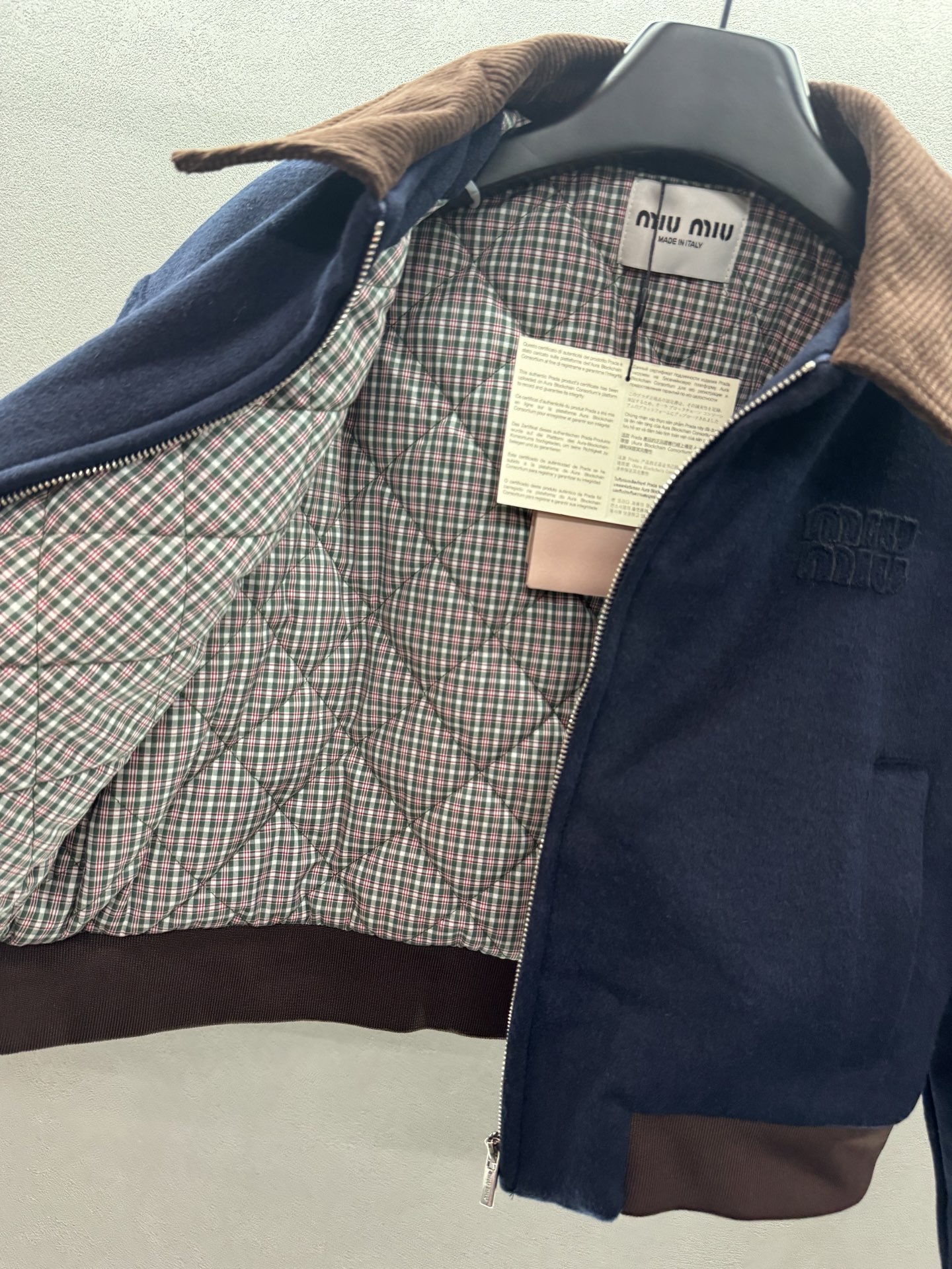 ￼ ❄️2025 Autumn and Winter❄️！MiuMi*，丝绒领拼羊毛混纺夹克外套，🉑盐🉑