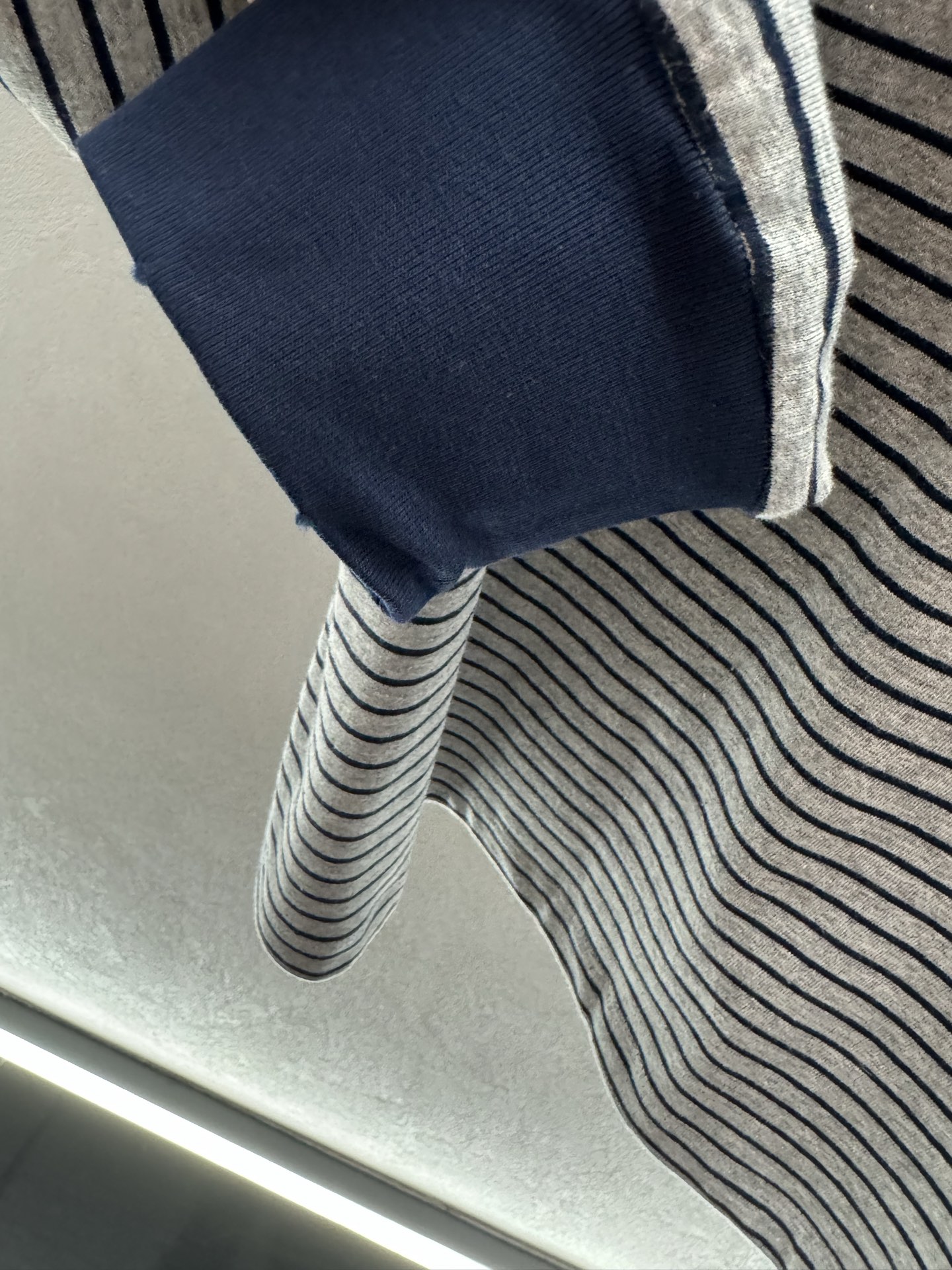 ￼ ❄️2025 Autumn and Winter❄️！MiuMi*，撞色条纹T恤，高级灰配藏蓝色调，