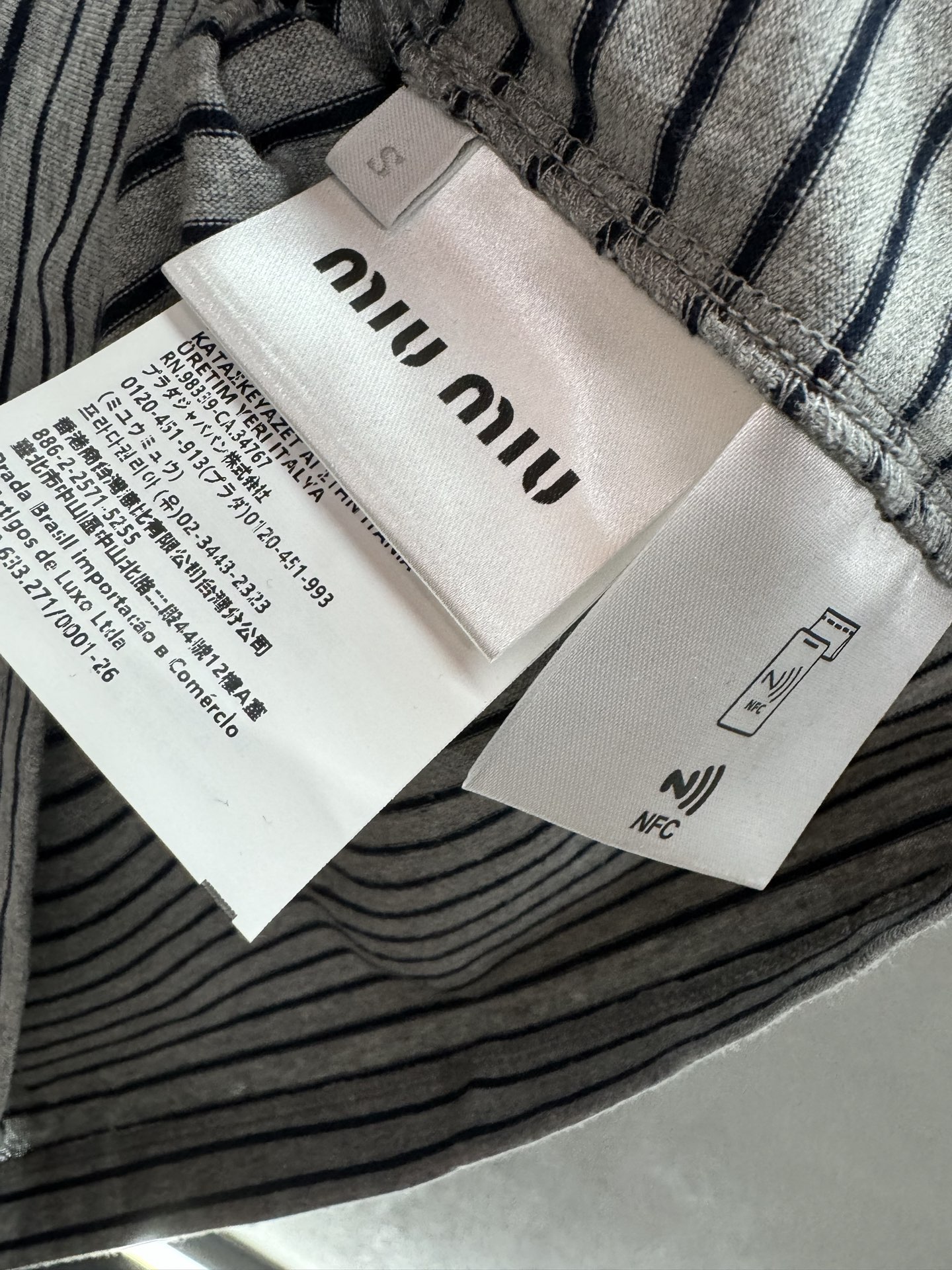 ￼ ❄️2025 Autumn and Winter❄️！MiuMi*，撞色条纹T恤，高级灰配藏蓝色调，