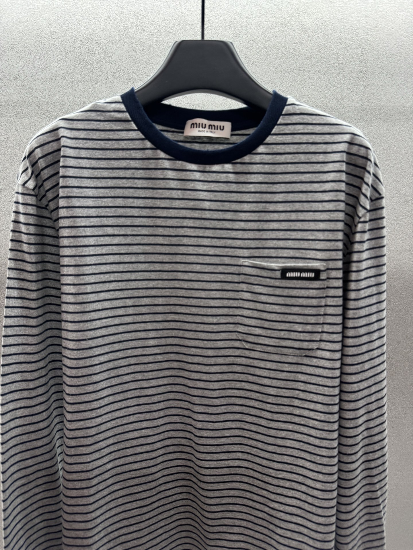 ￼ ❄️2025 Autumn and Winter❄️！MiuMi*，撞色条纹T恤，高级灰配藏蓝色调，