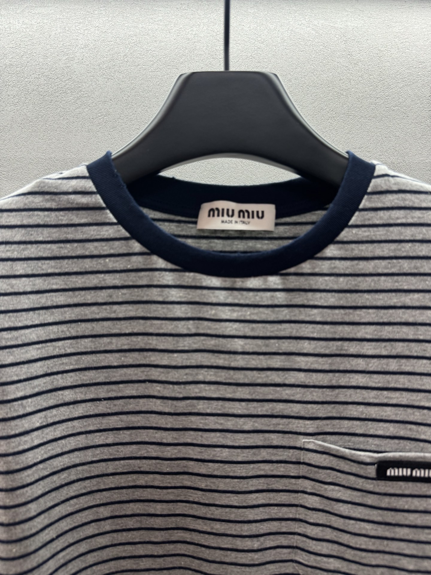 ￼ ❄️2025 Autumn and Winter❄️！MiuMi*，撞色条纹T恤，高级灰配藏蓝色调，