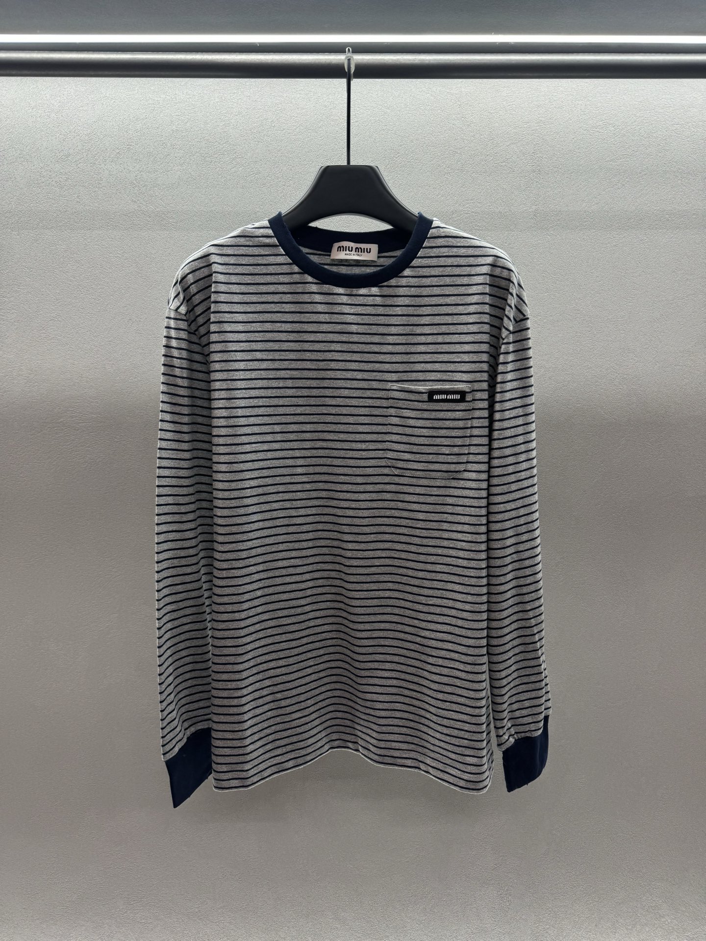 ￼ ❄️2025 Autumn and Winter❄️！MiuMi*，撞色条纹T恤，高级灰配藏蓝色调，