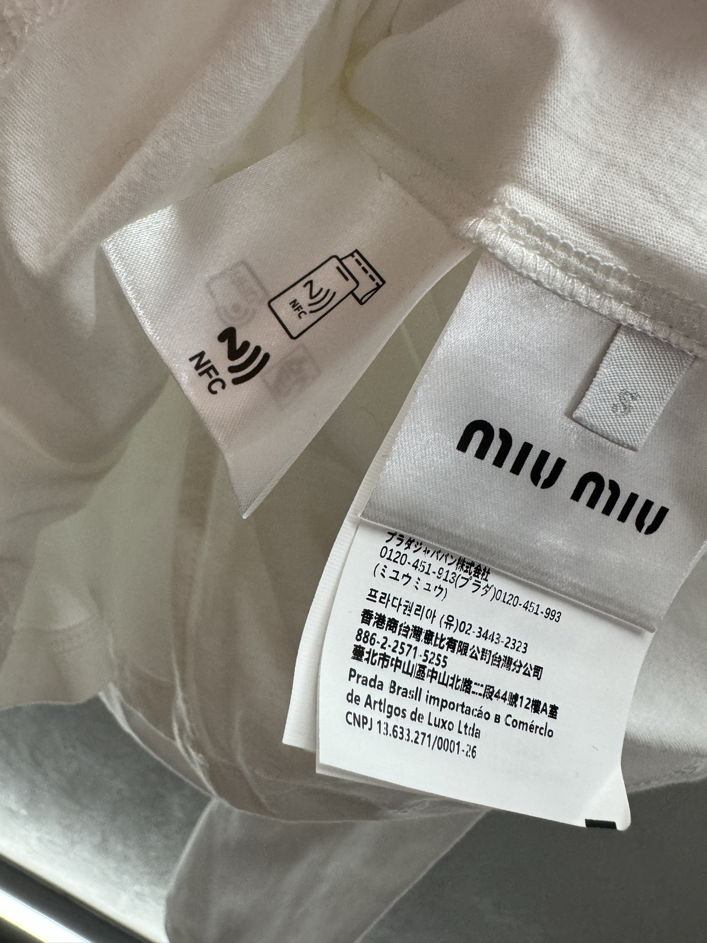 ￼ ❄️2025 Autumn and Winter❄️！MiuMi*，假两件长袖T，背心搭配长袖T恤，