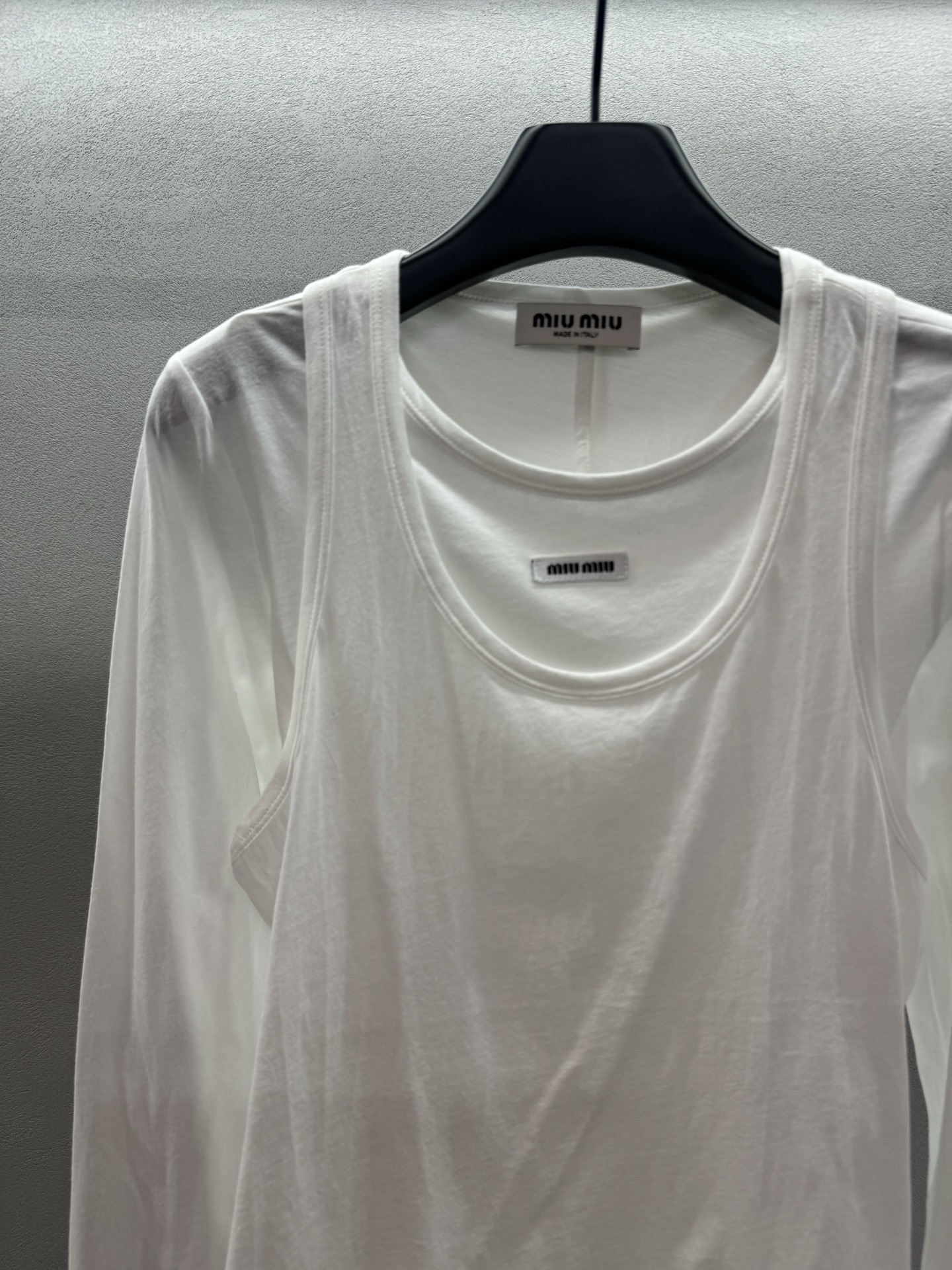 ￼ ❄️2025 Autumn and Winter❄️！MiuMi*，假两件长袖T，背心搭配长袖T恤，