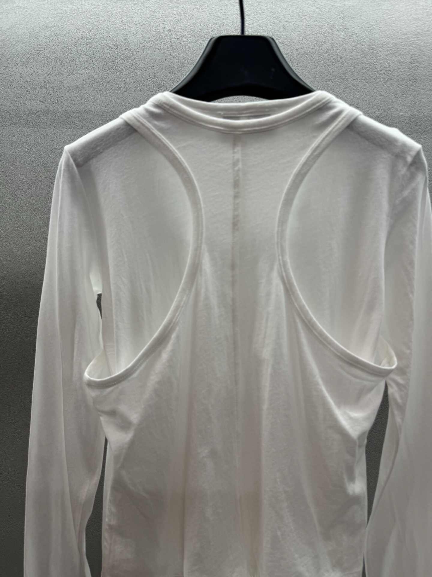 ￼ ❄️2025 Autumn and Winter❄️！MiuMi*，假两件长袖T，背心搭配长袖T恤，