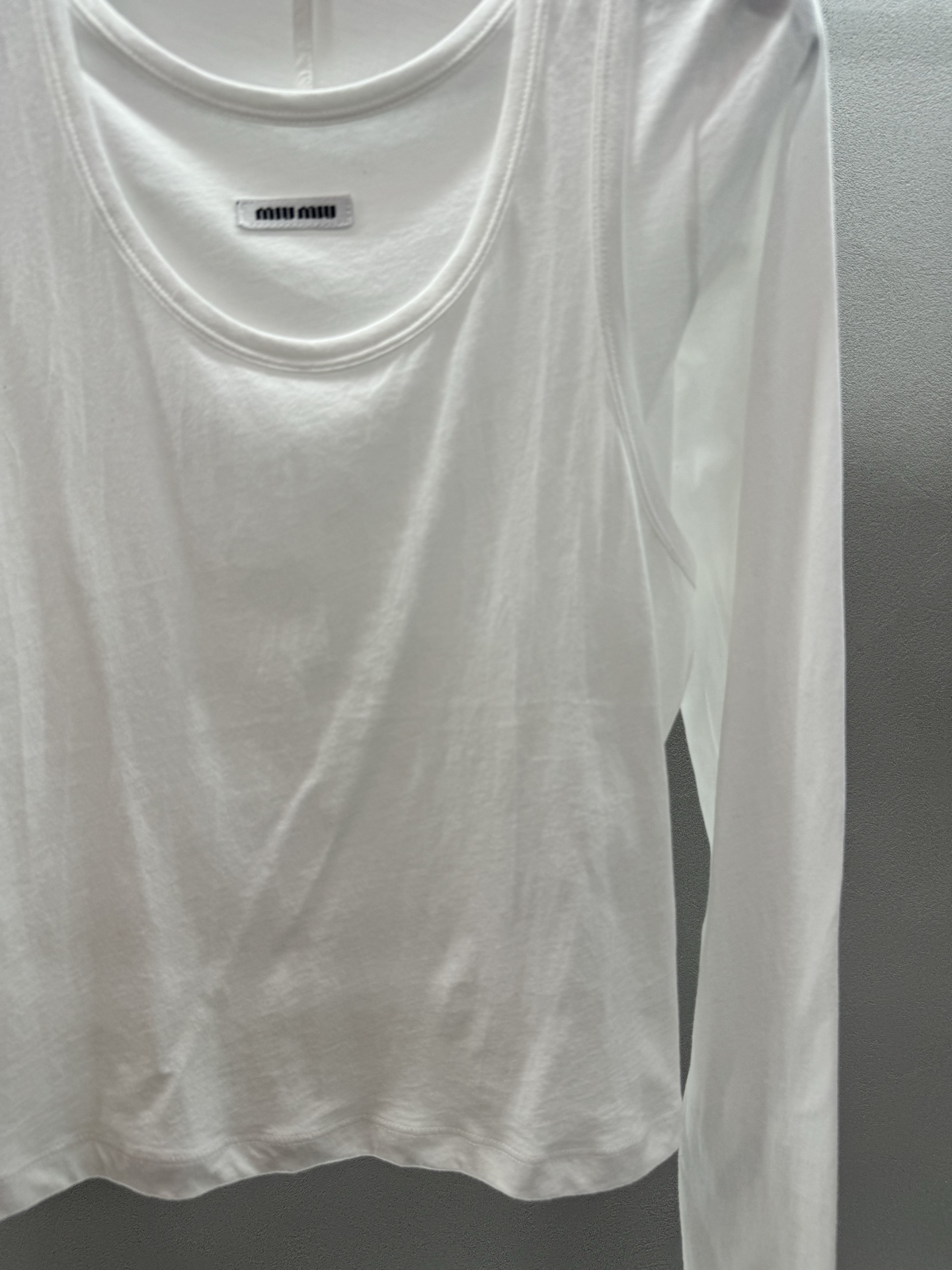 ￼ ❄️2025 Autumn and Winter❄️！MiuMi*，假两件长袖T，背心搭配长袖T恤，