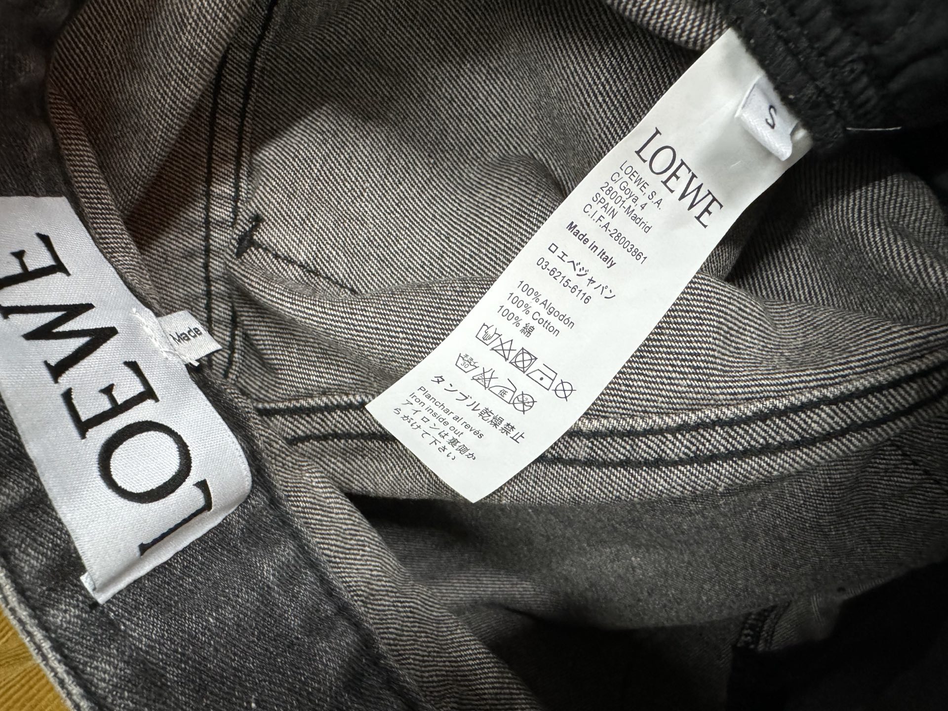 ￼ ❄️2025 Autumn and Winter❄️！LOEW*两色膝盖珍珠logo牛仔长裤，这款超