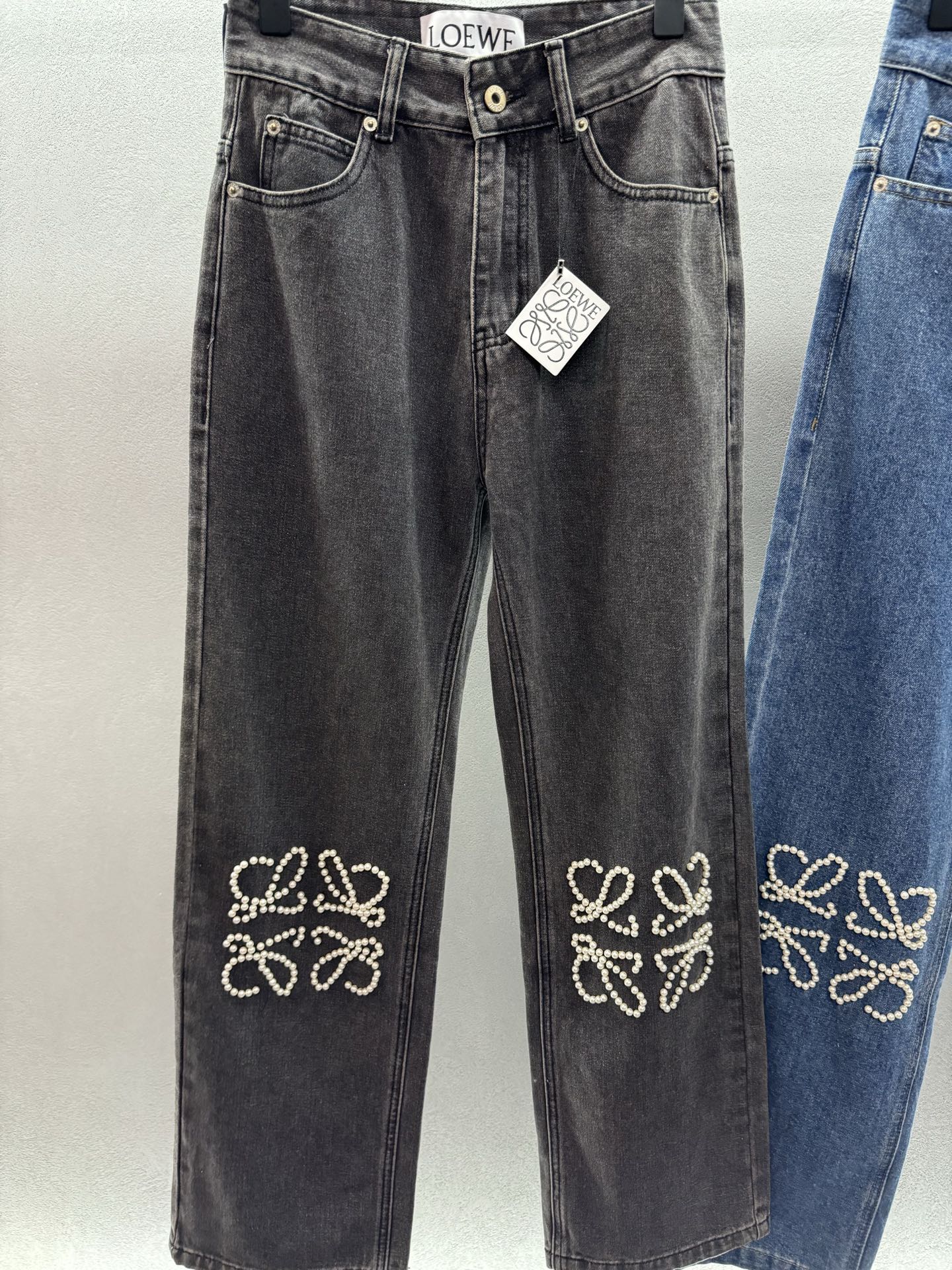 ￼ ❄️2025 Autumn and Winter❄️！LOEW*两色膝盖珍珠logo牛仔长裤，这款超