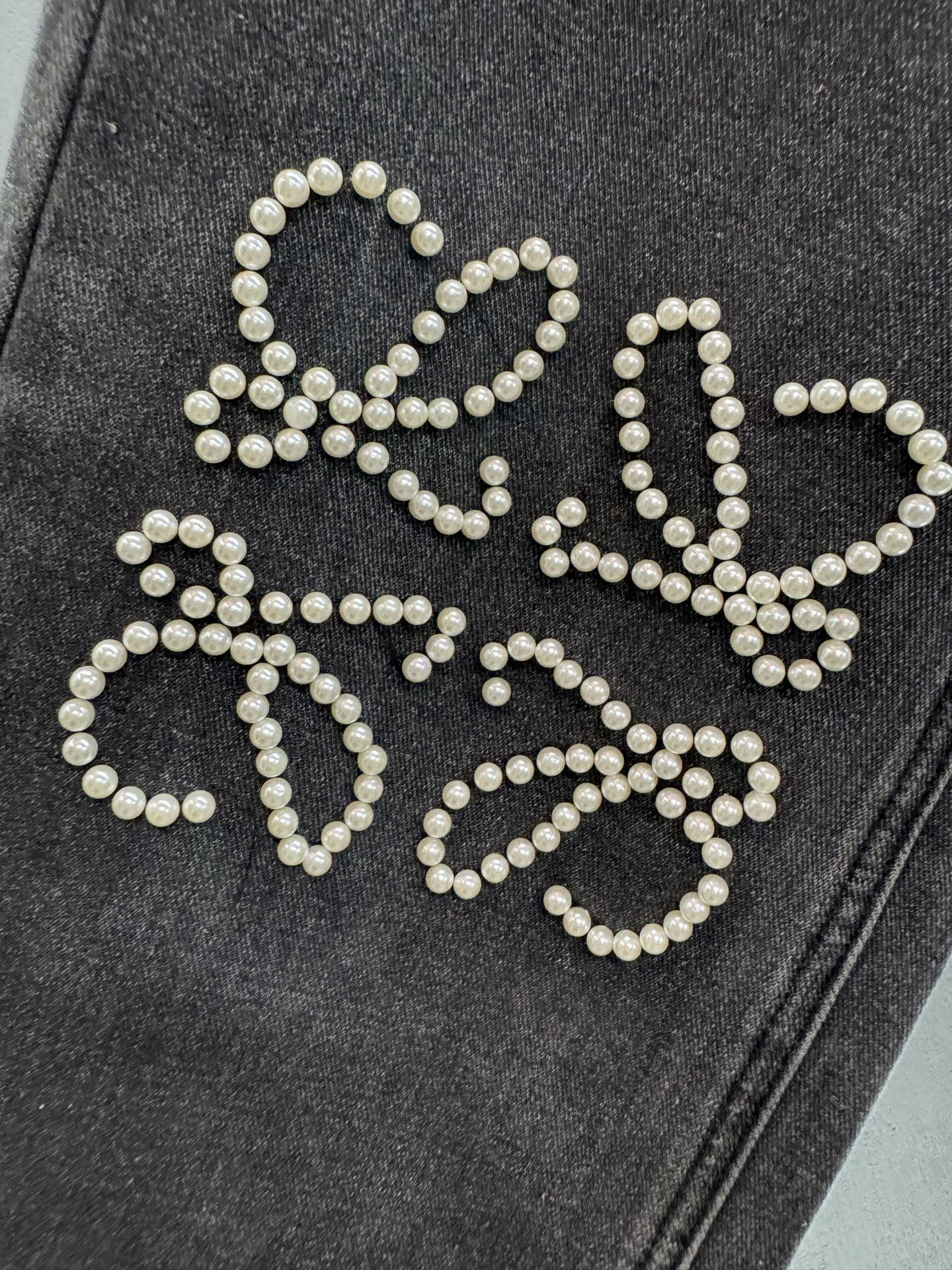 ￼ ❄️2025 Autumn and Winter❄️！LOEW*两色膝盖珍珠logo牛仔长裤，这款超