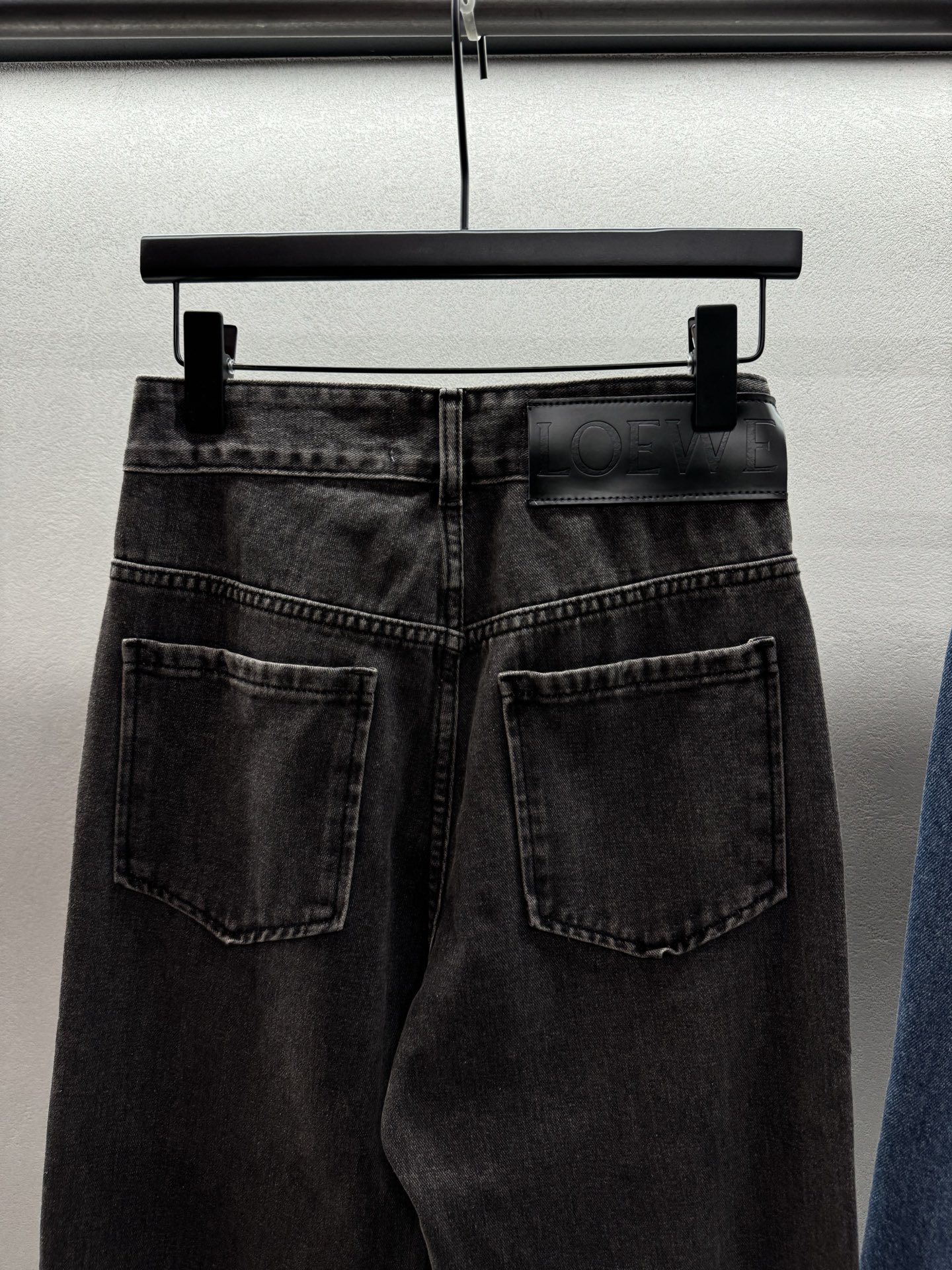 ￼ ❄️2025 Autumn and Winter❄️！LOEW*两色膝盖珍珠logo牛仔长裤，这款超