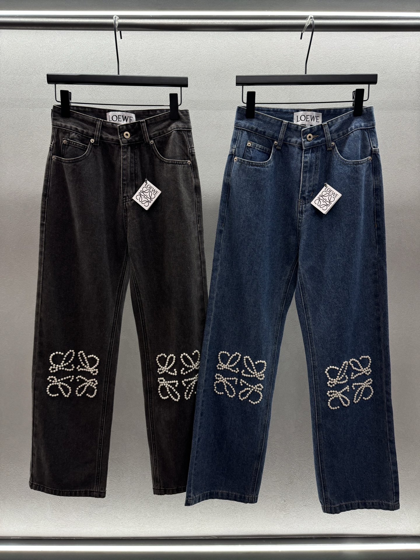 ￼ ❄️2025 Autumn and Winter❄️！LOEW*两色膝盖珍珠logo牛仔长裤，这款超