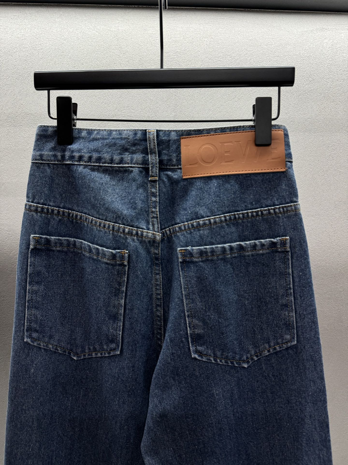 ￼ ❄️2025 Autumn and Winter❄️！LOEW*两色膝盖珍珠logo牛仔长裤，这款超