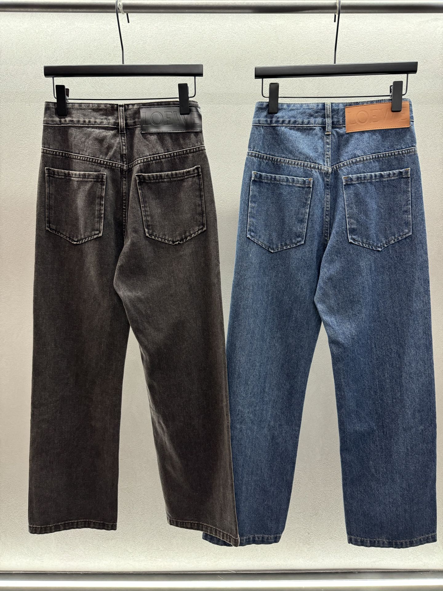 ￼ ❄️2025 Autumn and Winter❄️！LOEW*两色膝盖珍珠logo牛仔长裤，这款超