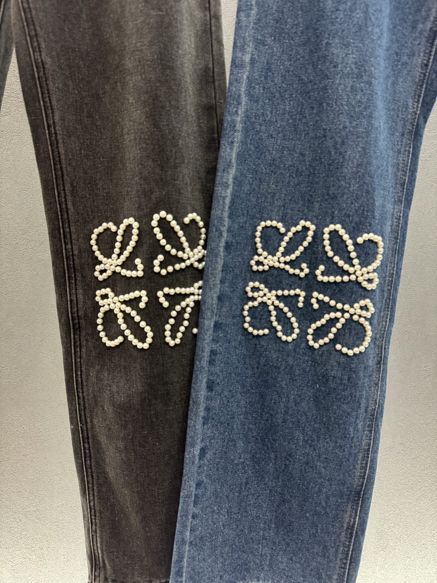 ￼ ❄️2025 Autumn and Winter❄️！LOEW*两色膝盖珍珠logo牛仔长裤，这款超