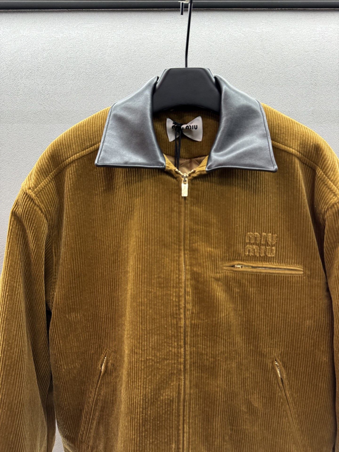 ￼ ❄️2025 Autumn and Winter❄️！MiuMi*，羊皮里灯芯绒棉服，美拉德色系mi