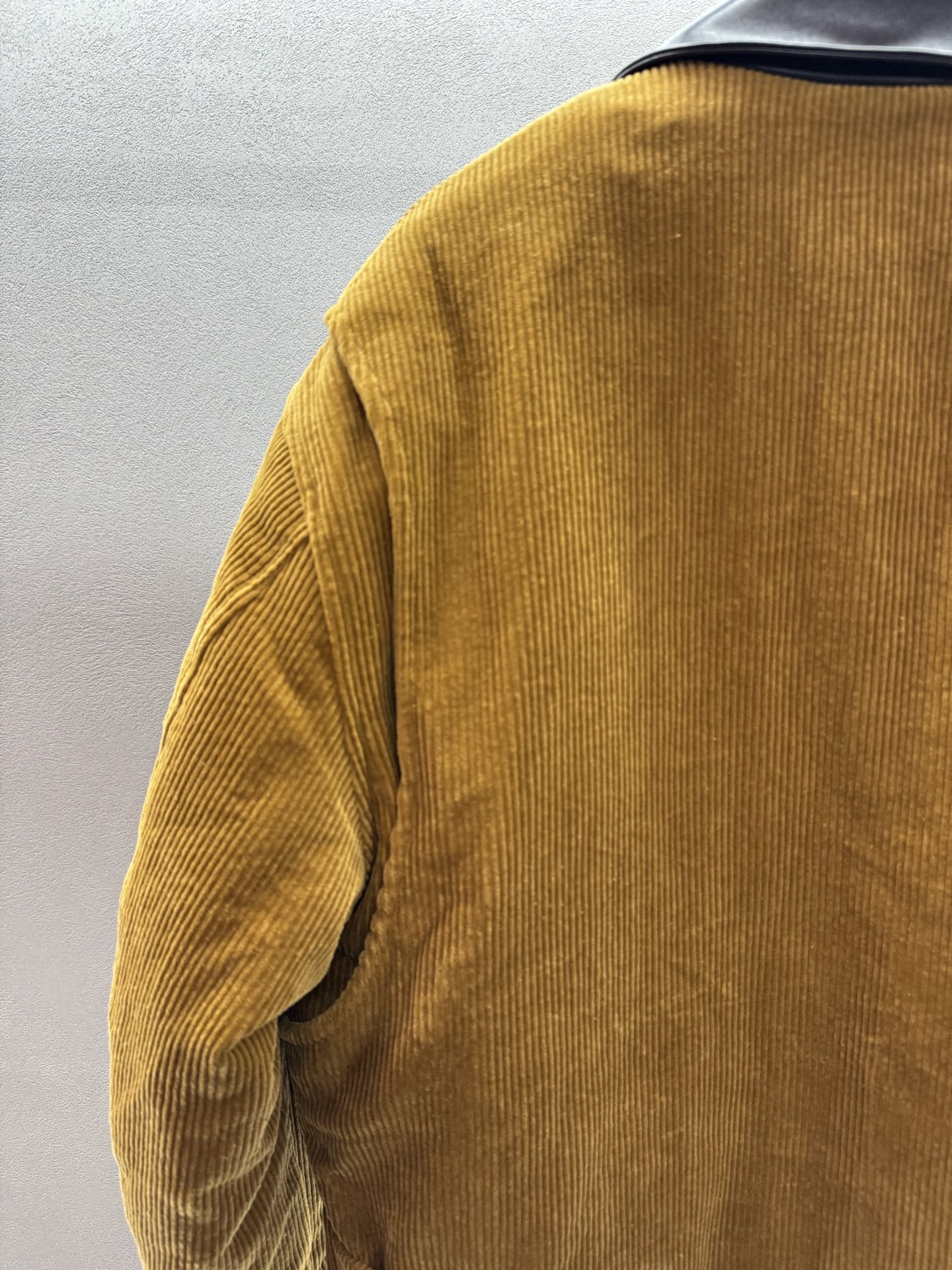 ￼ ❄️2025 Autumn and Winter❄️！MiuMi*，羊皮里灯芯绒棉服，美拉德色系mi