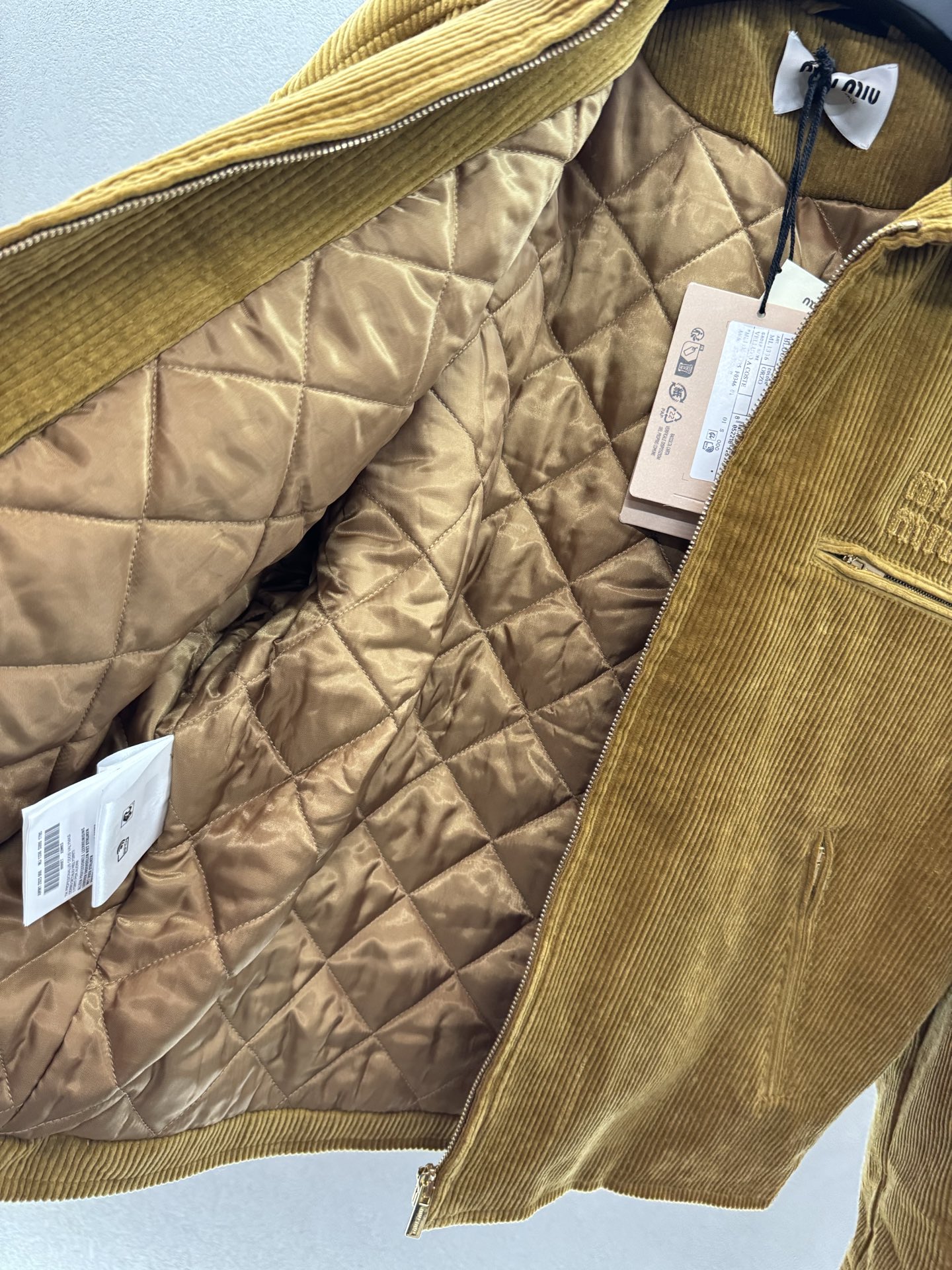 ￼ ❄️2025 Autumn and Winter❄️！MiuMi*，羊皮里灯芯绒棉服，美拉德色系mi