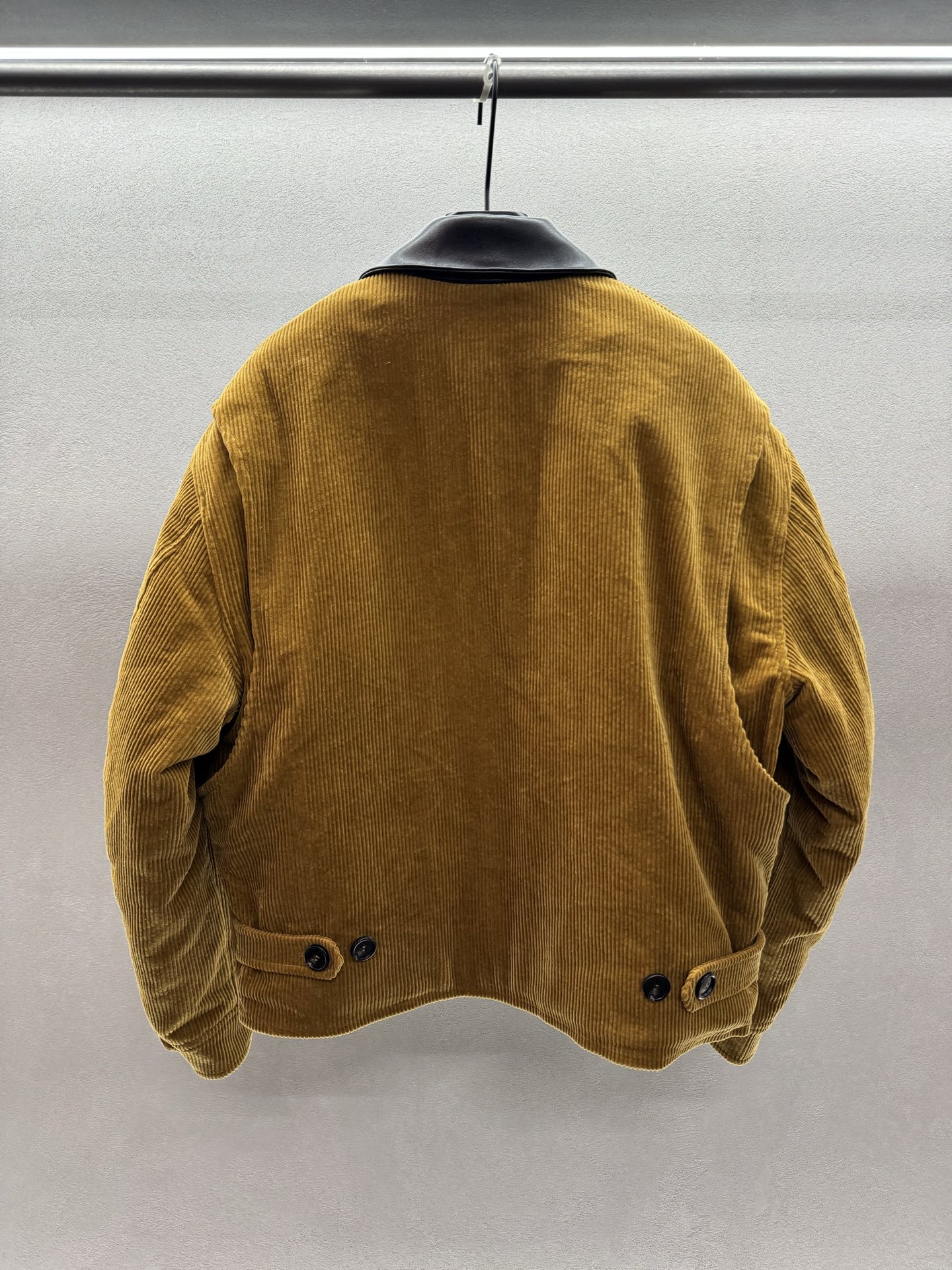 ￼ ❄️2025 Autumn and Winter❄️！MiuMi*，羊皮里灯芯绒棉服，美拉德色系mi