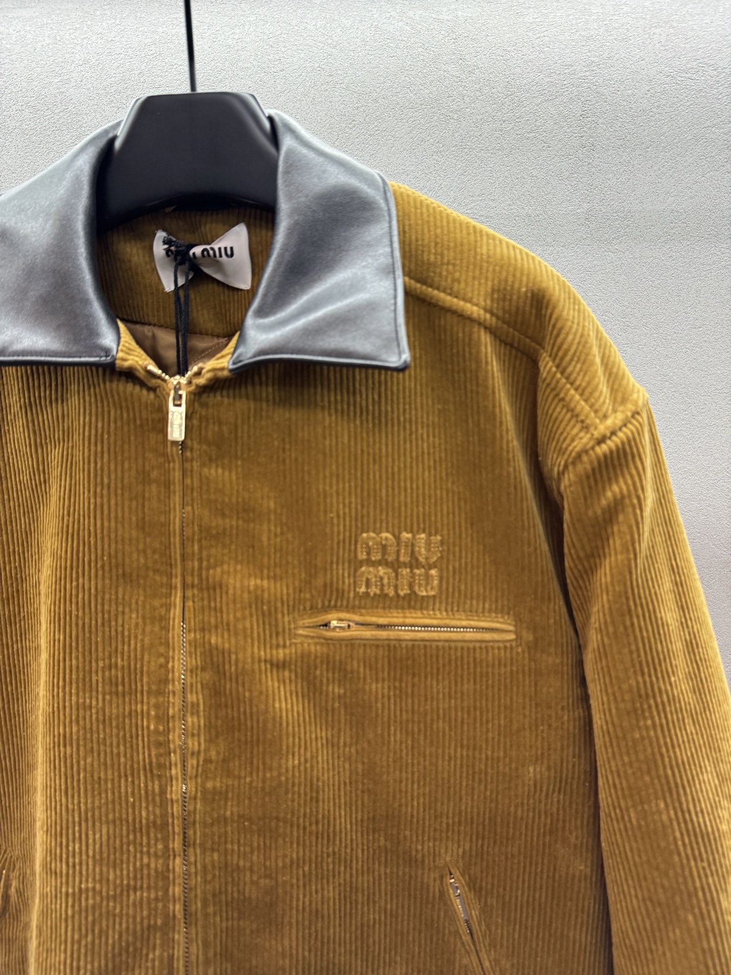 ￼ ❄️2025 Autumn and Winter❄️！MiuMi*，羊皮里灯芯绒棉服，美拉德色系mi