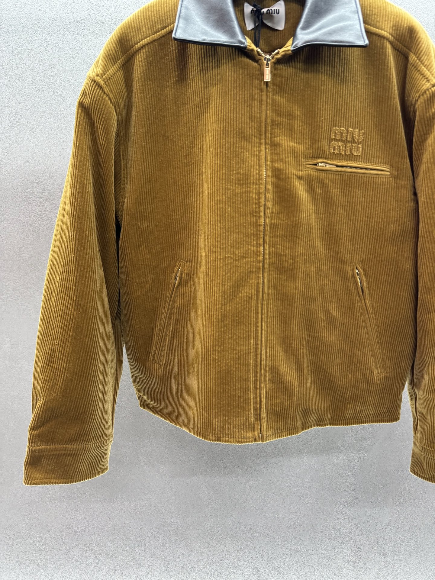 ￼ ❄️2025 Autumn and Winter❄️！MiuMi*，羊皮里灯芯绒棉服，美拉德色系mi