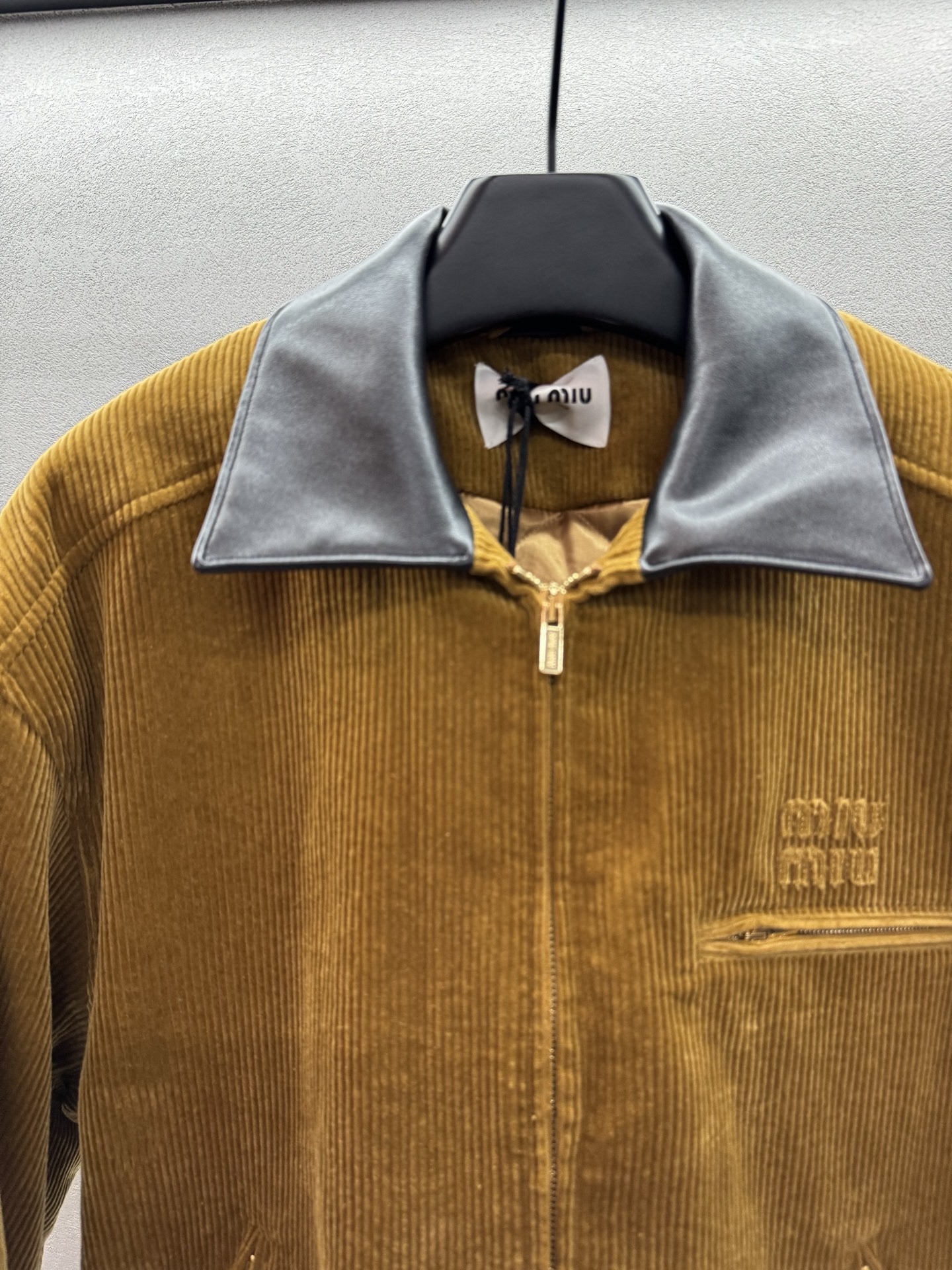 ￼ ❄️2025 Autumn and Winter❄️！MiuMi*，羊皮里灯芯绒棉服，美拉德色系mi