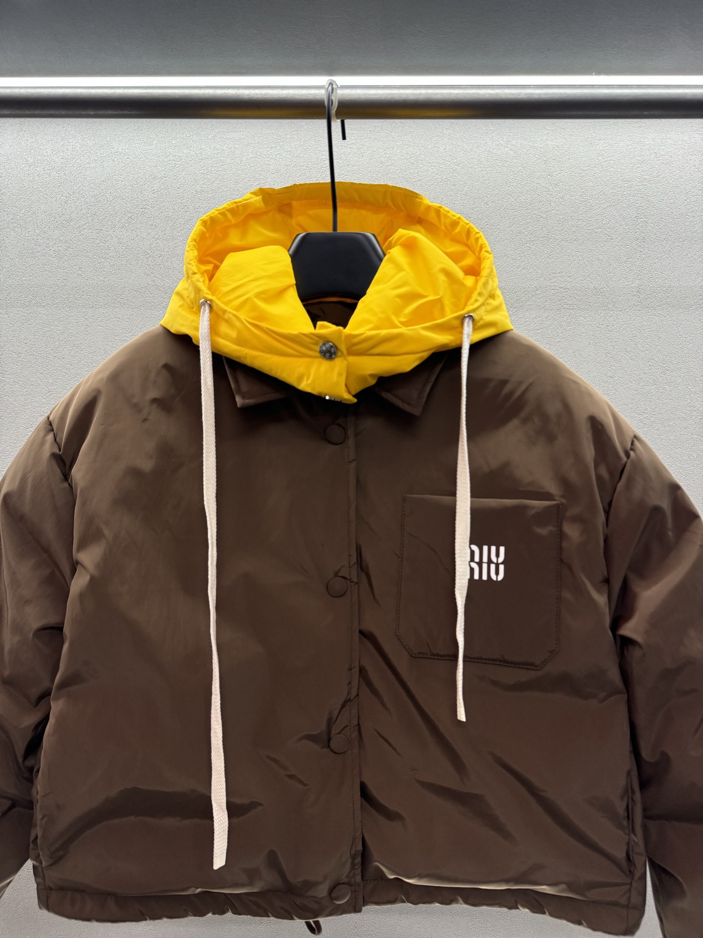 ￼ ❄️2025 Autumn and Winter❄️！MiuMi*，撞色连帽面包服，订制yb面料质感