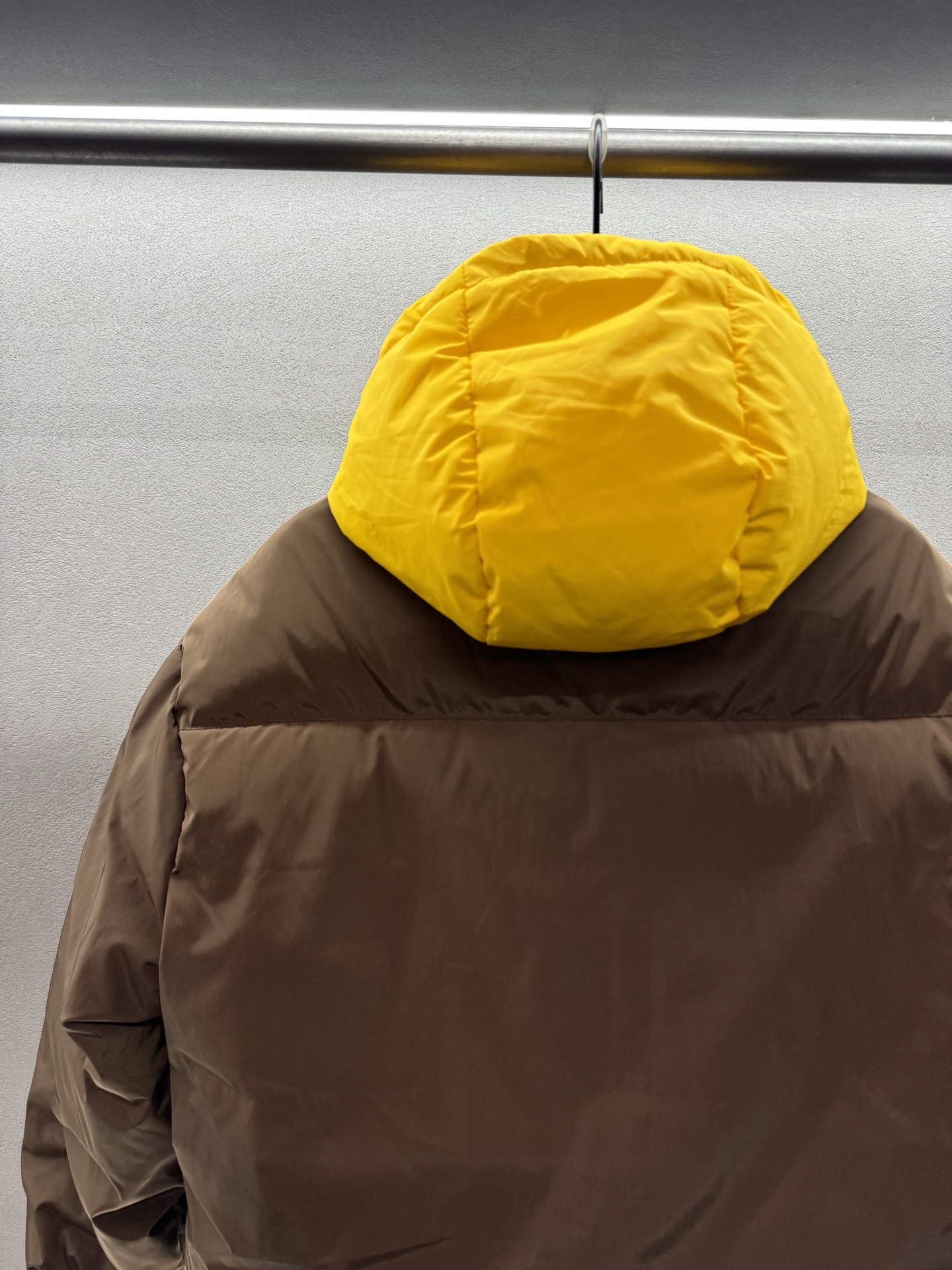 ￼ ❄️2025 Autumn and Winter❄️！MiuMi*，撞色连帽面包服，订制yb面料质感