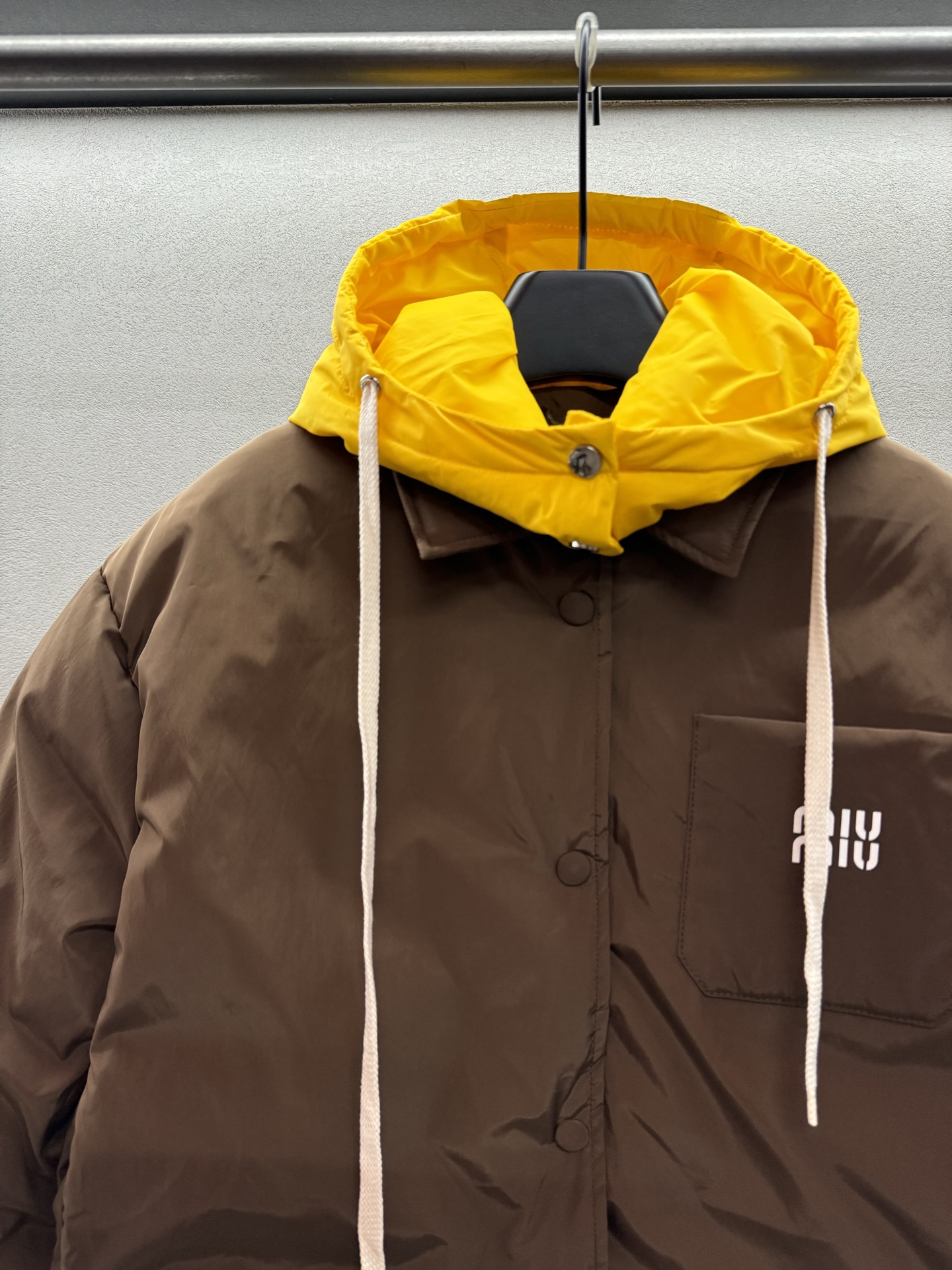 ￼ ❄️2025 Autumn and Winter❄️！MiuMi*，撞色连帽面包服，订制yb面料质感