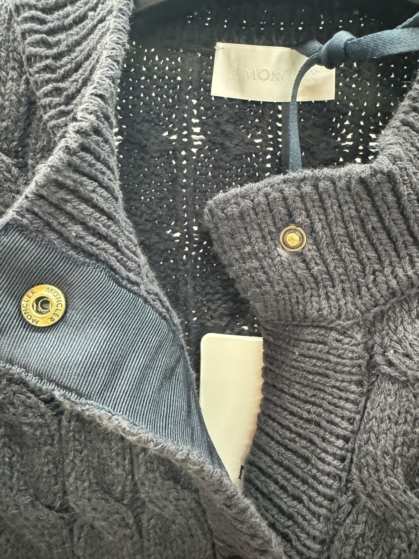 ￼ ❄️2025 Autumn and Winter❄️！蒙口金色摁扣麻花针织开衫，经典麻花纹理，复古精