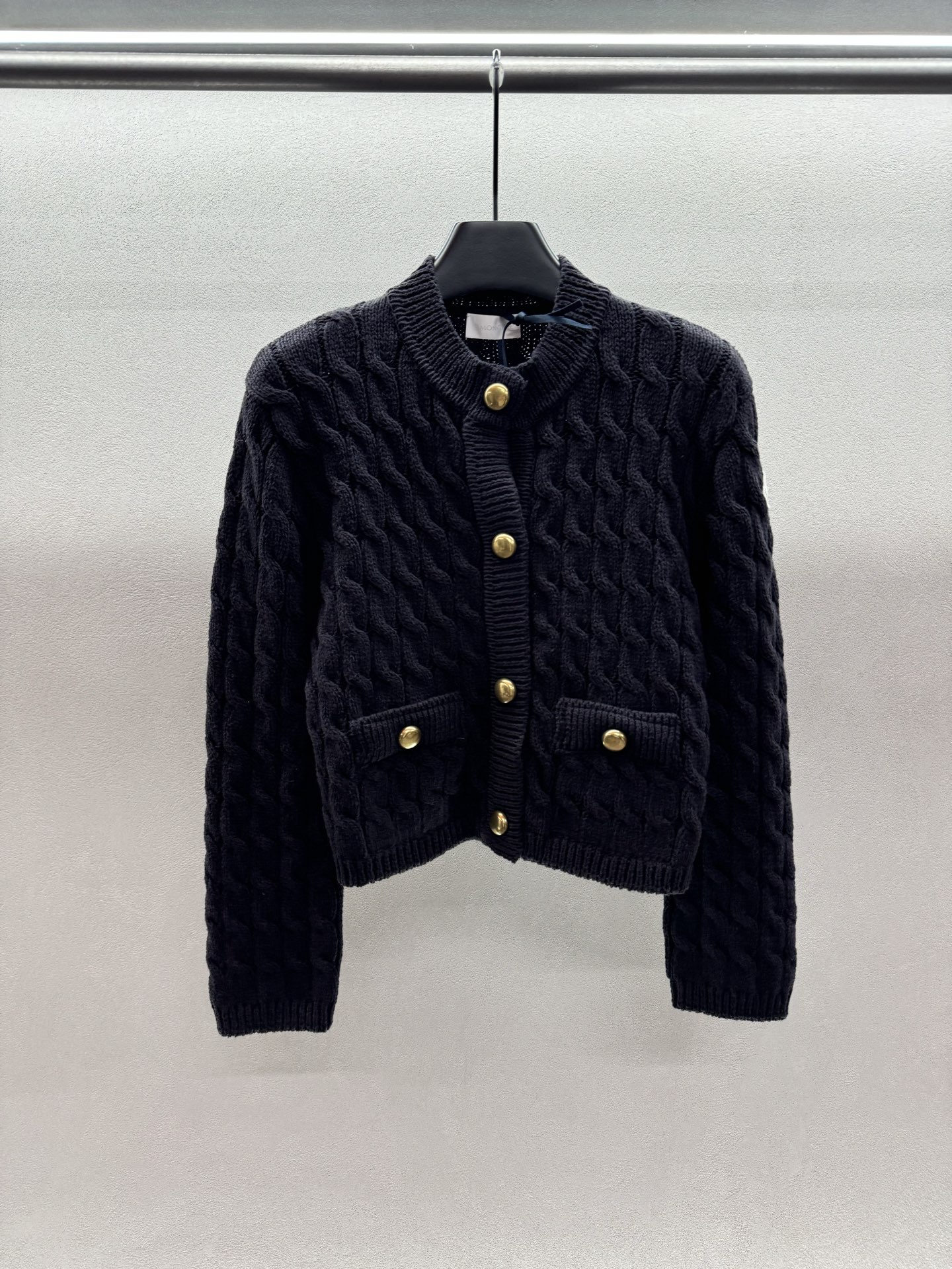 ￼ ❄️2025 Autumn and Winter❄️！蒙口金色摁扣麻花针织开衫，经典麻花纹理，复古精