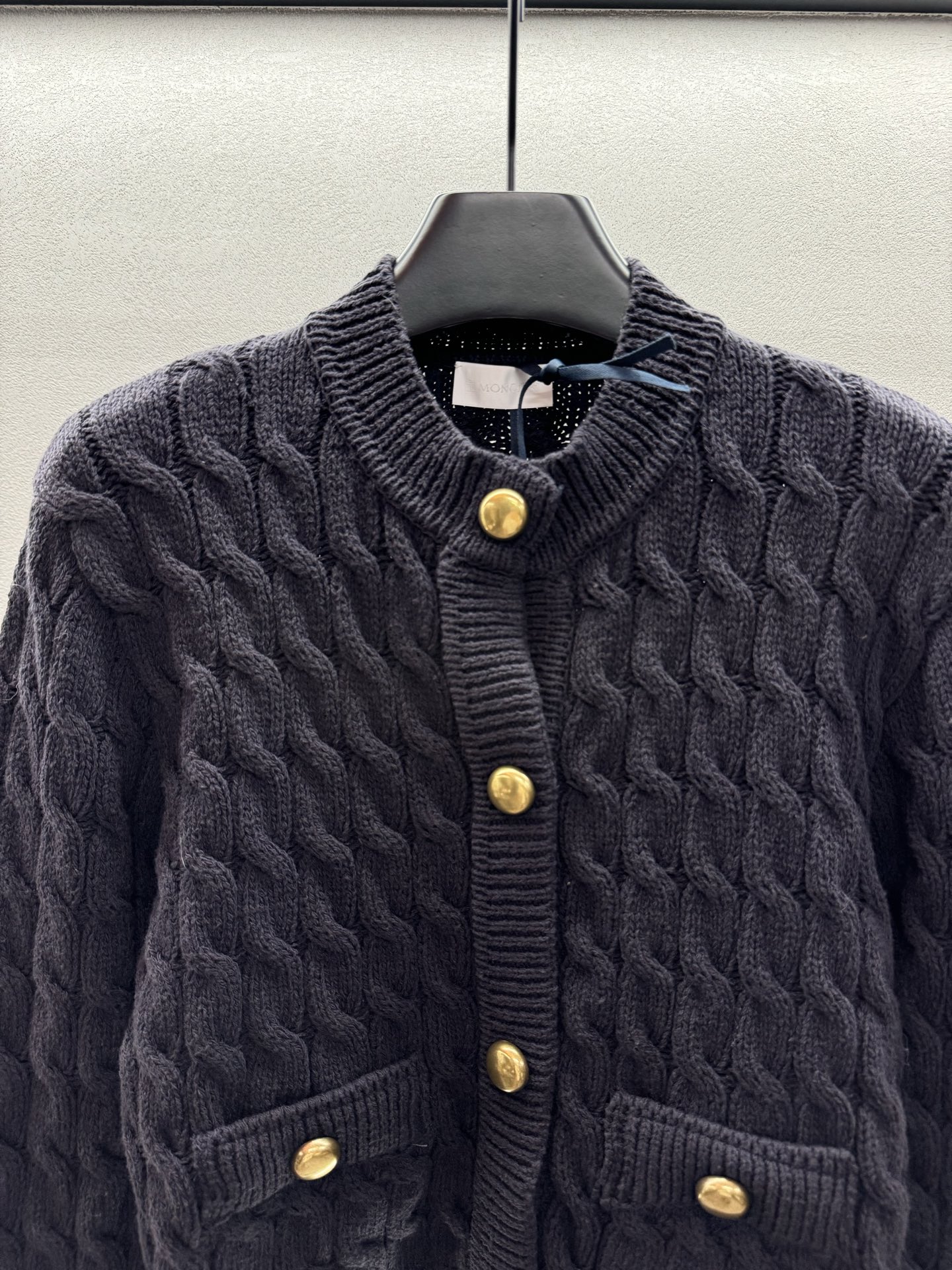 ￼ ❄️2025 Autumn and Winter❄️！蒙口金色摁扣麻花针织开衫，经典麻花纹理，复古精