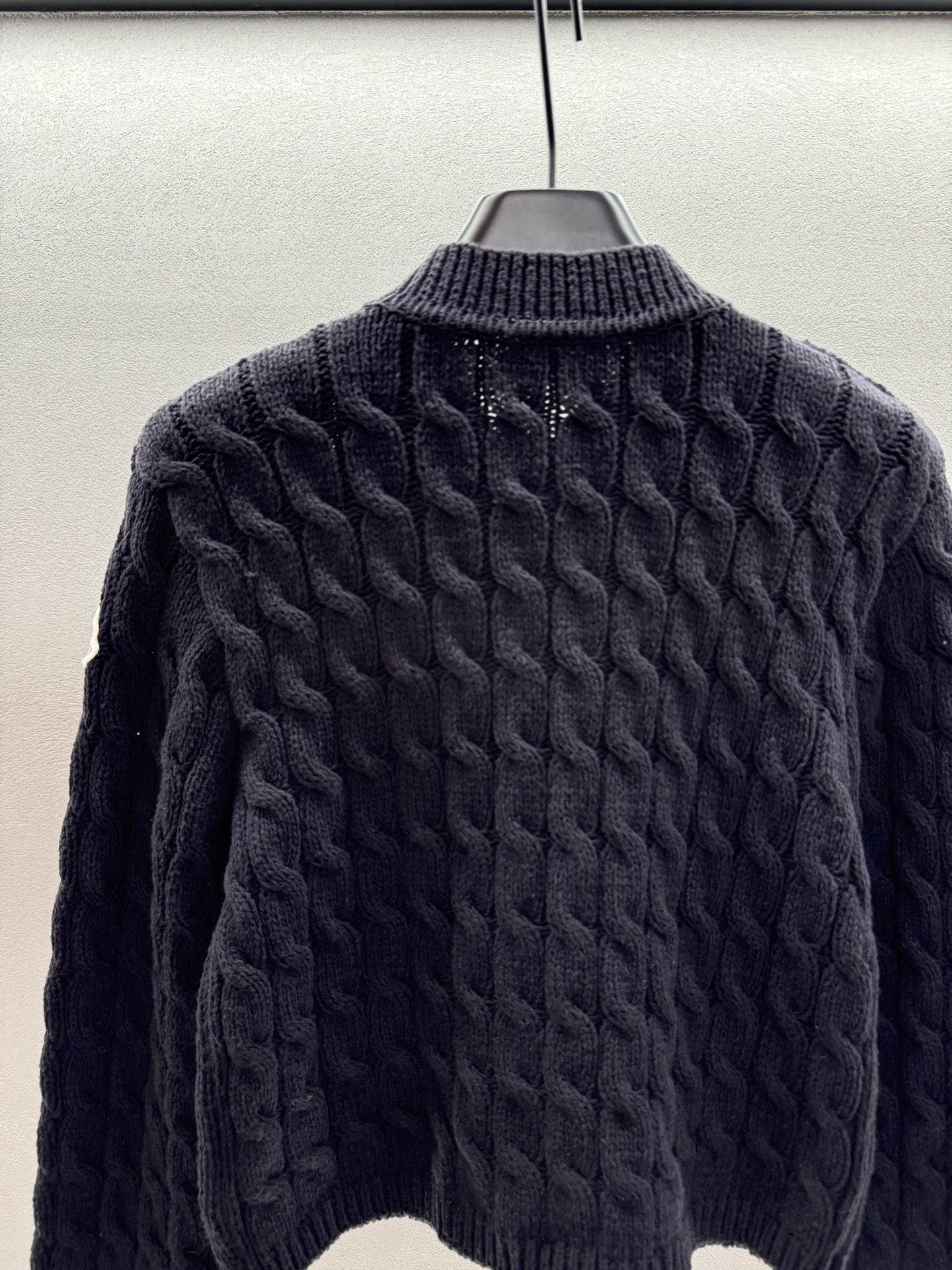 ￼ ❄️2025 Autumn and Winter❄️！蒙口金色摁扣麻花针织开衫，经典麻花纹理，复古精