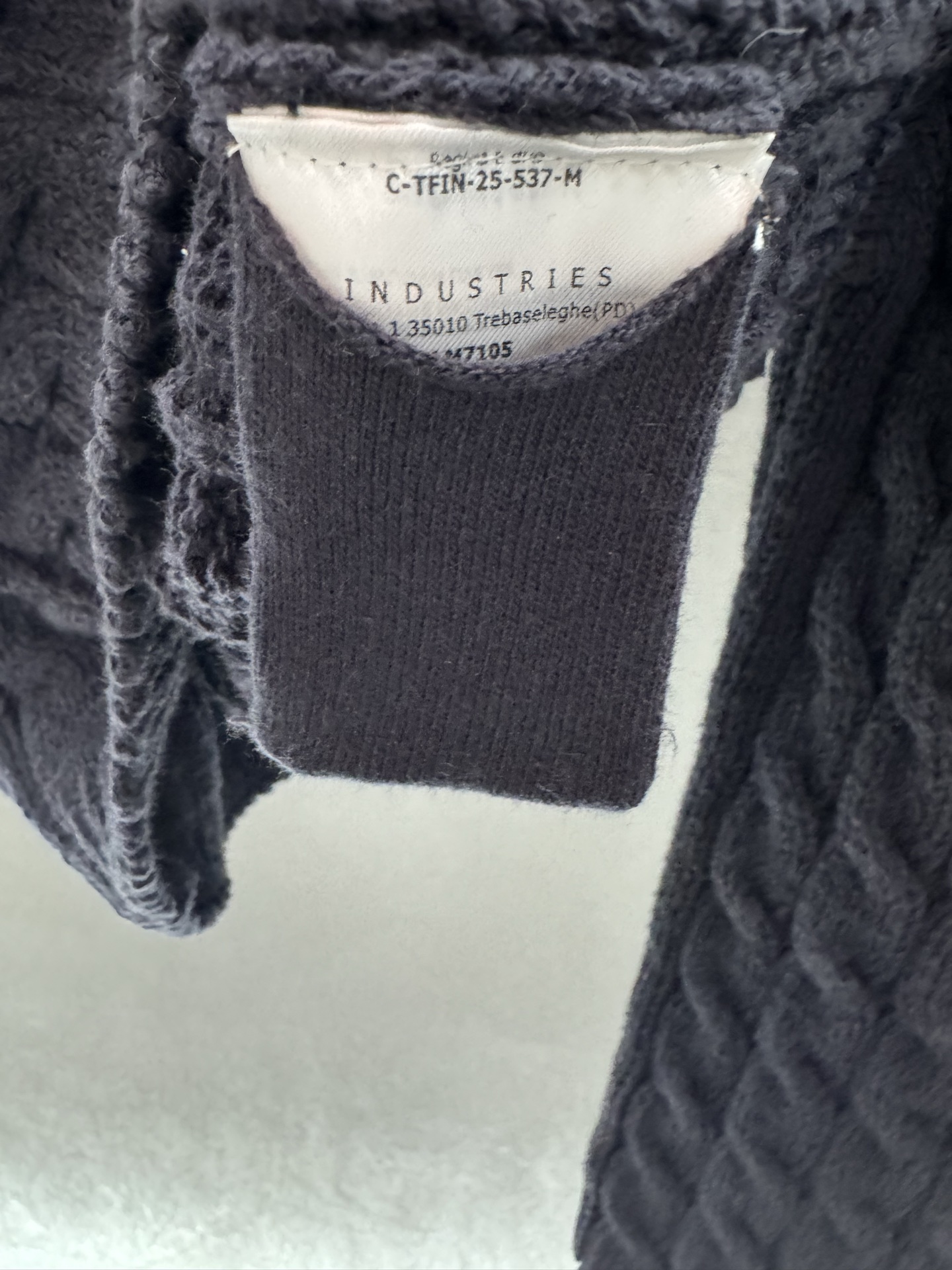 ￼ ❄️2025 Autumn and Winter❄️！蒙口金色摁扣麻花针织开衫，经典麻花纹理，复古精