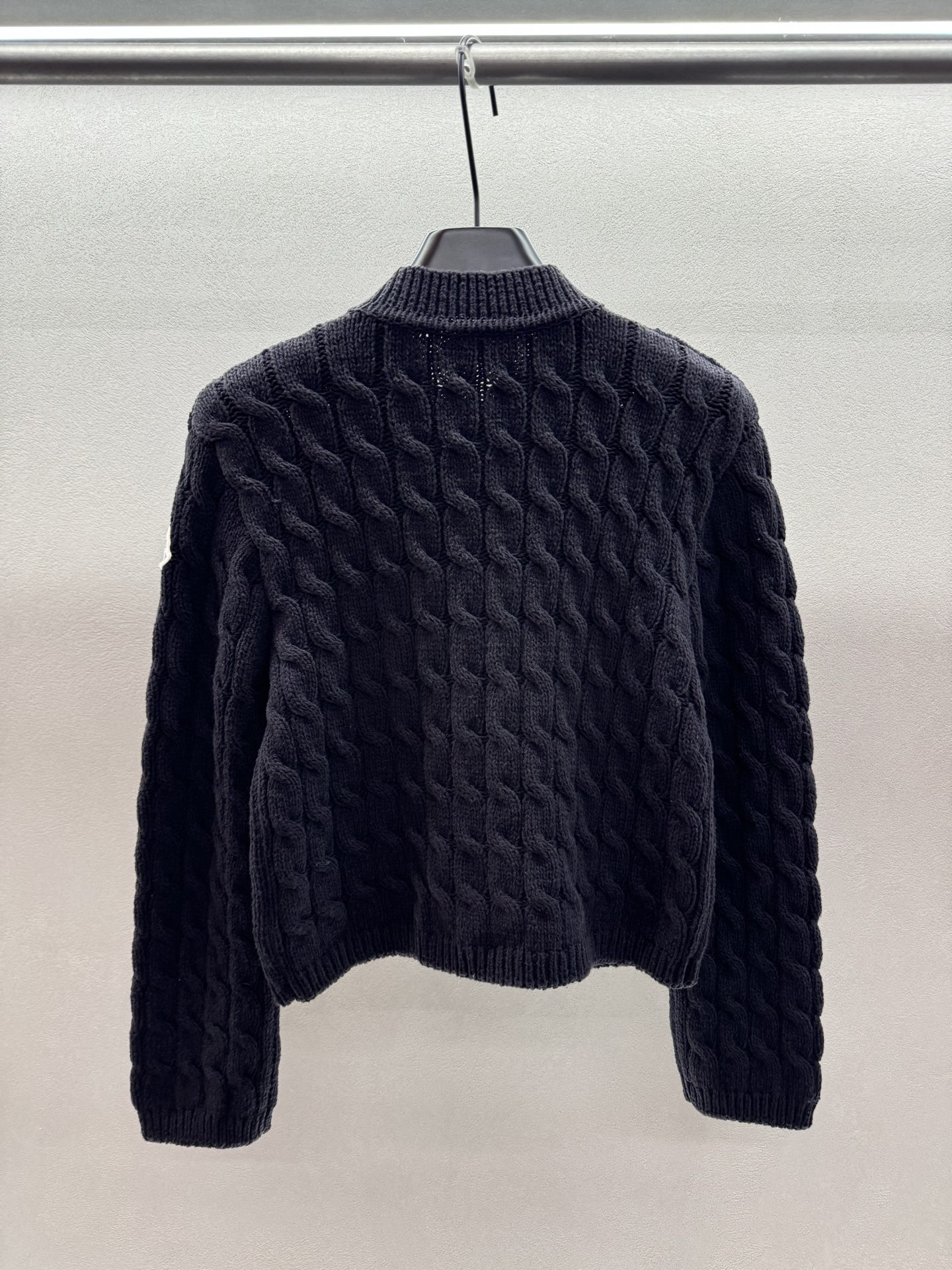 ￼ ❄️2025 Autumn and Winter❄️！蒙口金色摁扣麻花针织开衫，经典麻花纹理，复古精