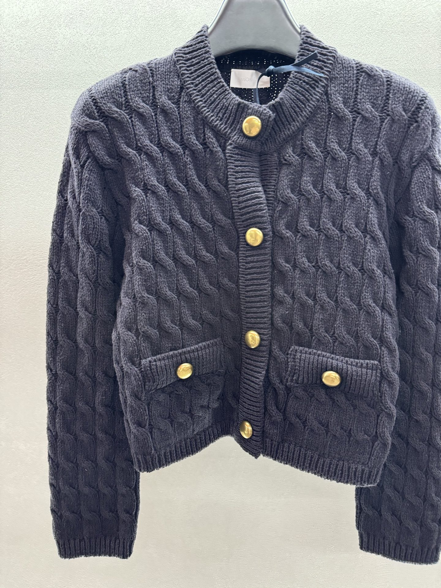 ￼ ❄️2025 Autumn and Winter❄️！蒙口金色摁扣麻花针织开衫，经典麻花纹理，复古精