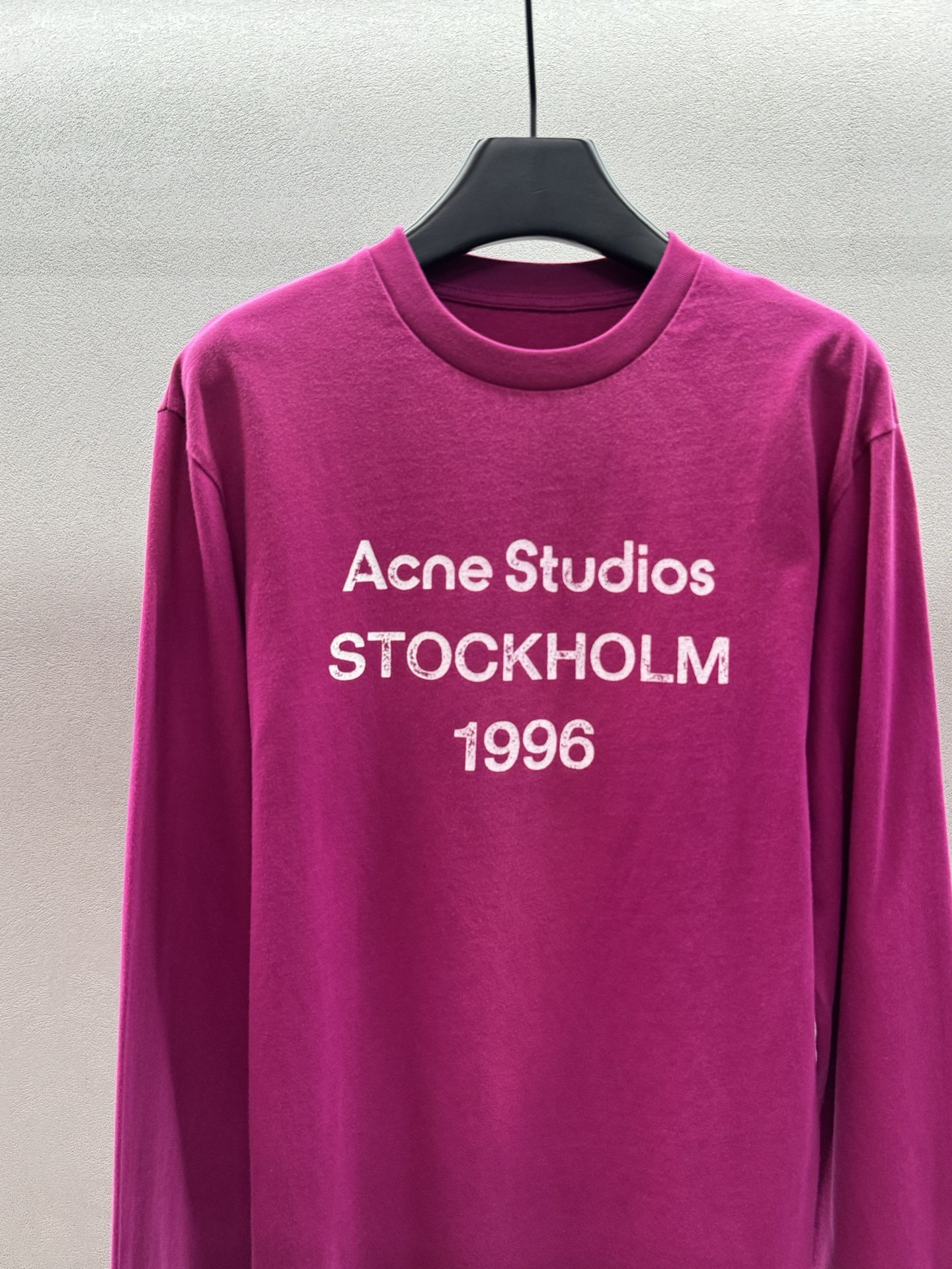 ￼ ❄️2025 Autumn and Winter❄️！Acn*，又出爆款单品，火龙色做旧长袖T恤，精