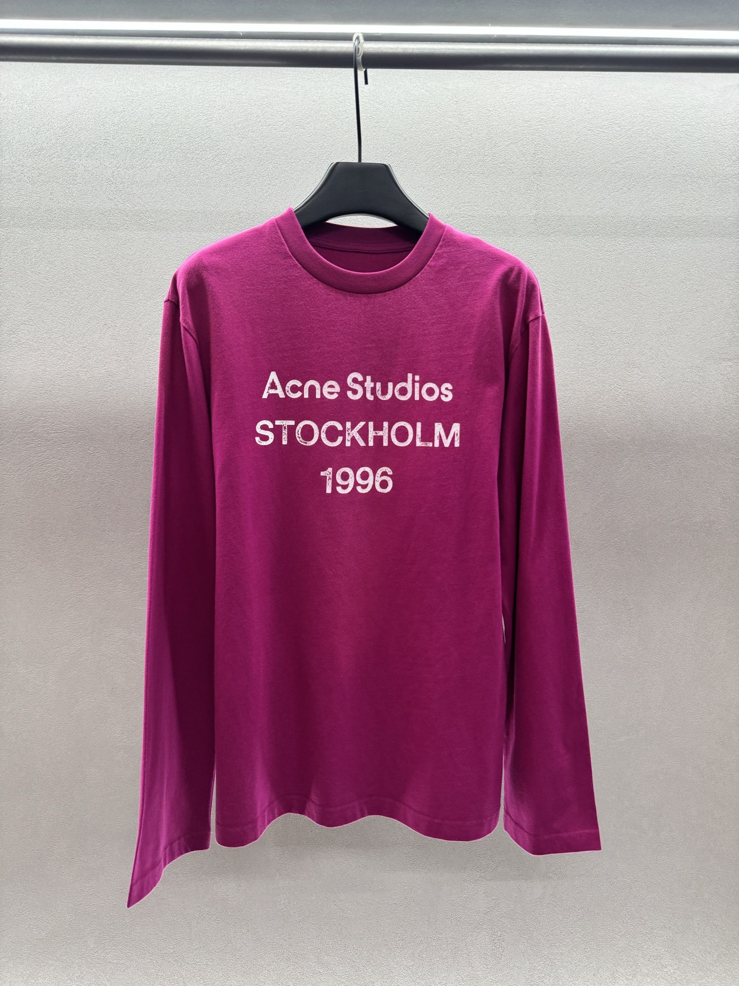 ￼ ❄️2025 Autumn and Winter❄️！Acn*，又出爆款单品，火龙色做旧长袖T恤，精