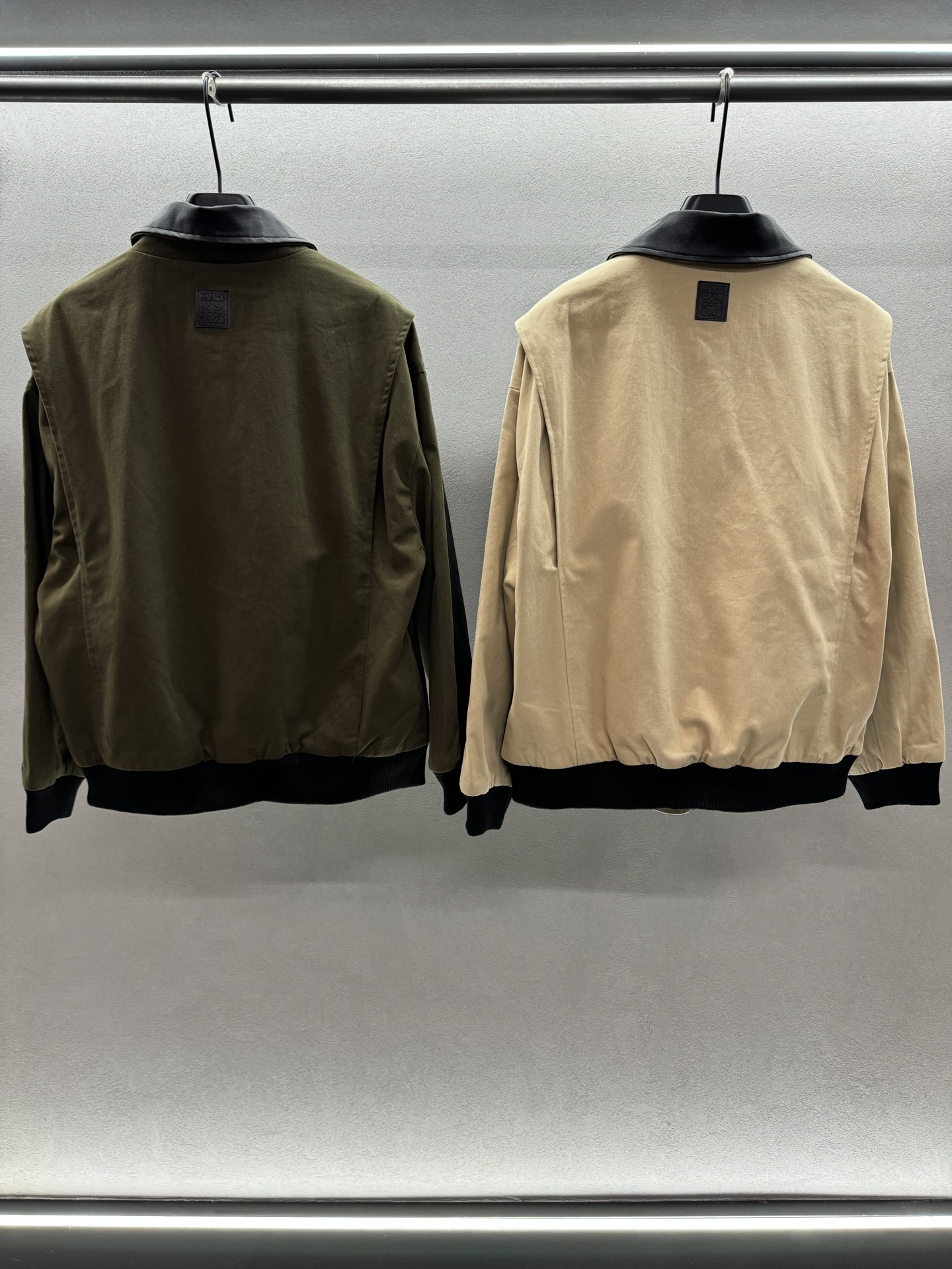 ￼ ❄️2025 Autumn and Winter❄️！loew*，牛仔拼皮夹克外套，正面黑色蛋白皮面