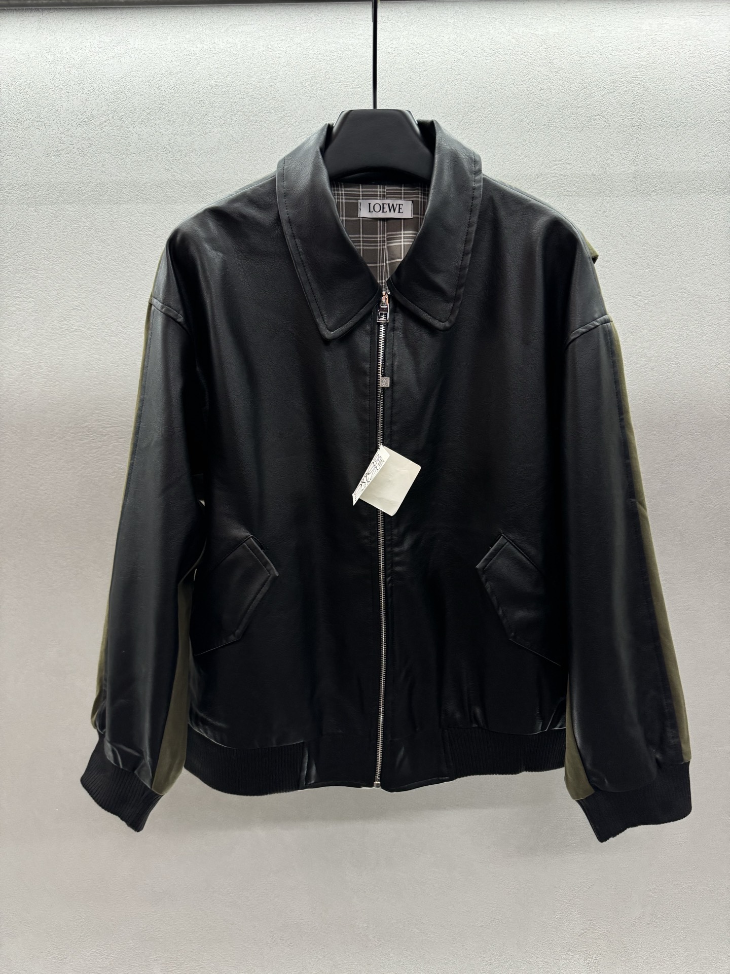 ￼ ❄️2025 Autumn and Winter❄️！loew*，牛仔拼皮夹克外套，正面黑色蛋白皮面