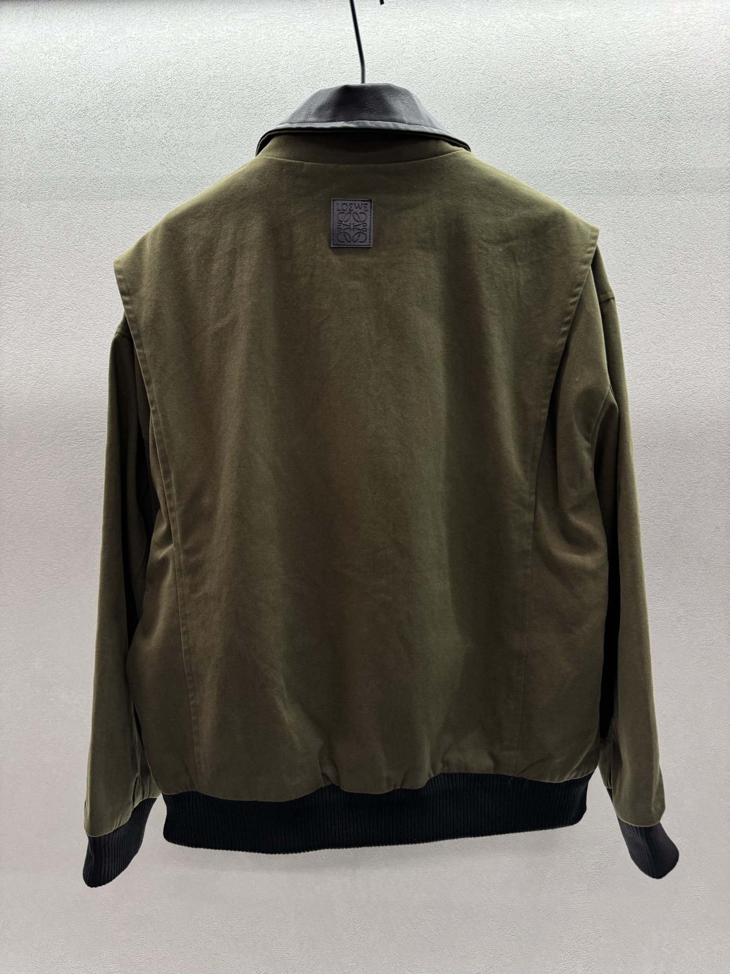 ￼ ❄️2025 Autumn and Winter❄️！loew*，牛仔拼皮夹克外套，正面黑色蛋白皮面