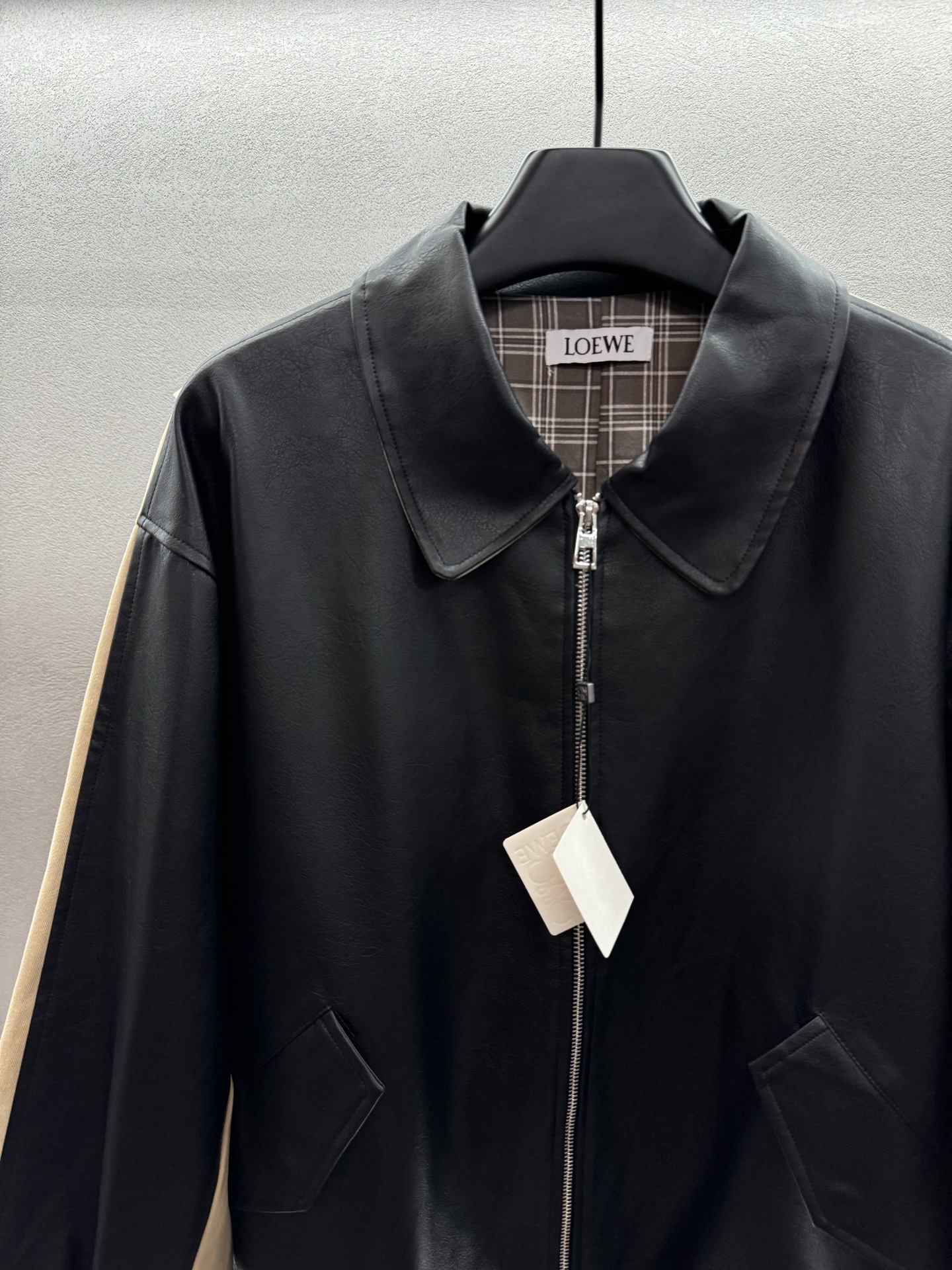 ￼ ❄️2025 Autumn and Winter❄️！loew*，牛仔拼皮夹克外套，正面黑色蛋白皮面