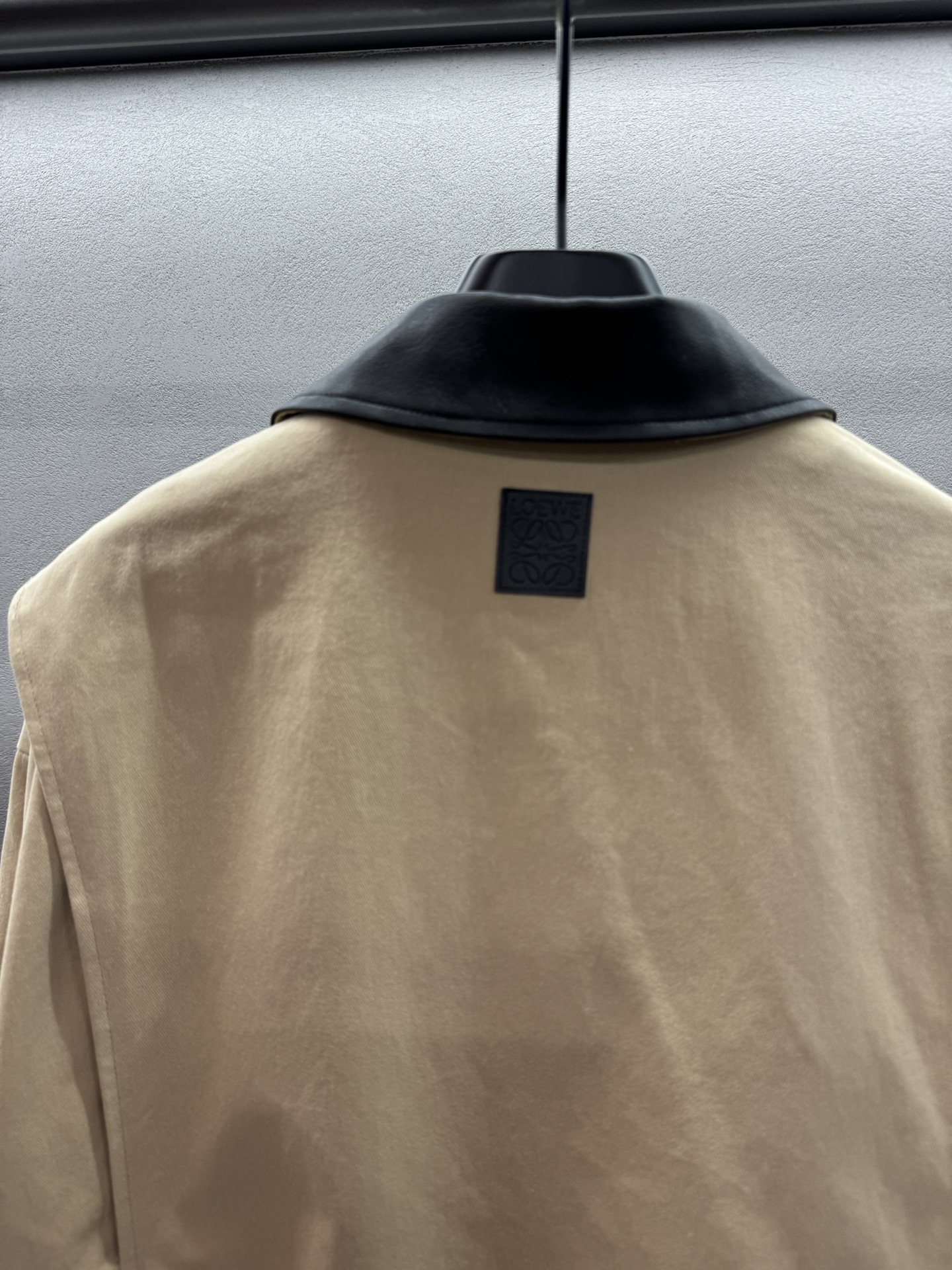 ￼ ❄️2025 Autumn and Winter❄️！loew*，牛仔拼皮夹克外套，正面黑色蛋白皮面