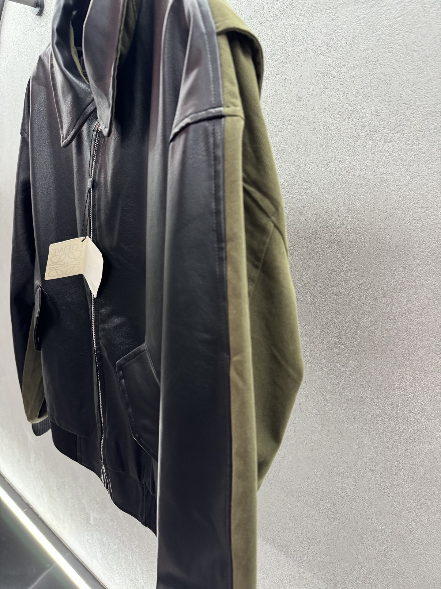 ￼ ❄️2025 Autumn and Winter❄️！loew*，牛仔拼皮夹克外套，正面黑色蛋白皮面