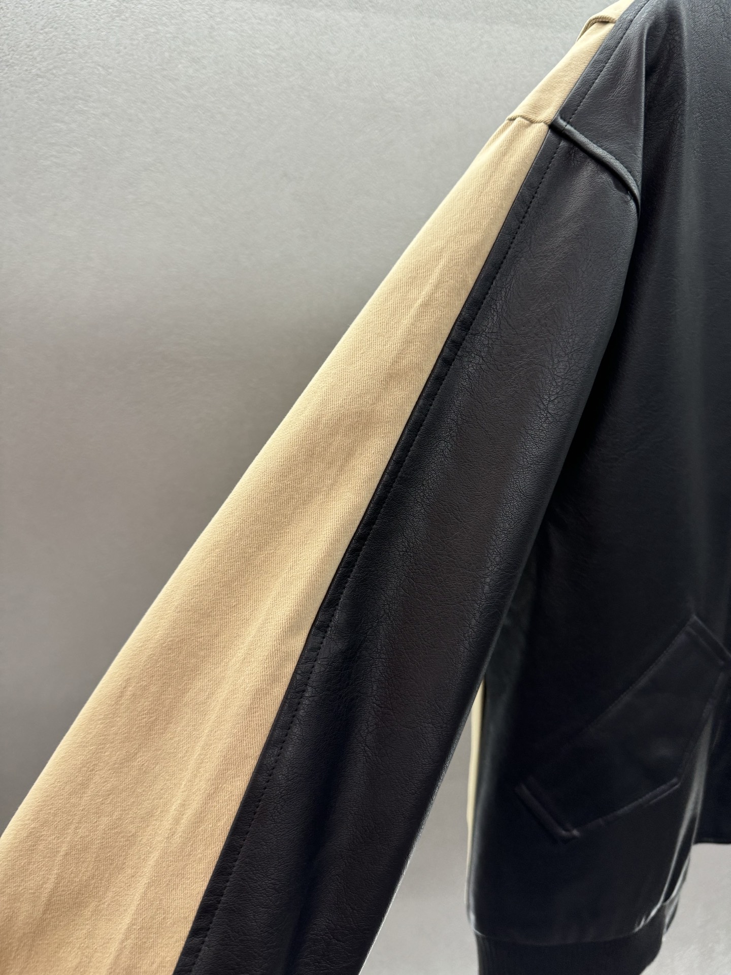 ￼ ❄️2025 Autumn and Winter❄️！loew*，牛仔拼皮夹克外套，正面黑色蛋白皮面