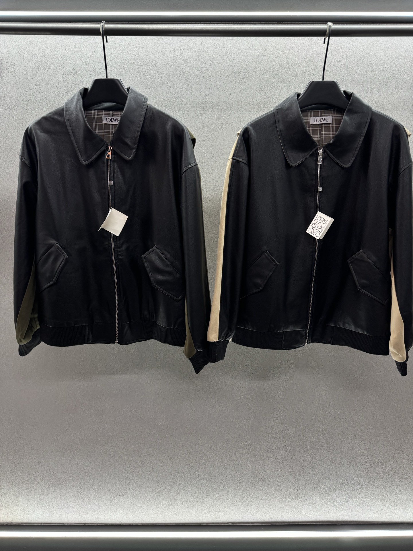 ￼ ❄️2025 Autumn and Winter❄️！loew*，牛仔拼皮夹克外套，正面黑色蛋白皮面