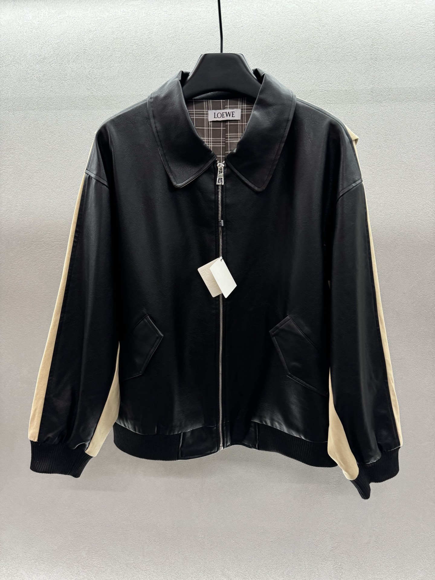 ￼ ❄️2025 Autumn and Winter❄️！loew*，牛仔拼皮夹克外套，正面黑色蛋白皮面