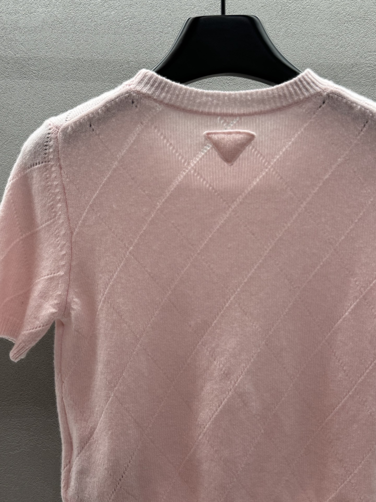 ￼ ❄️2025 Autumn and Winter❄️！Prad*，山羊绒樱花粉短袖针织，文艺复古的秋