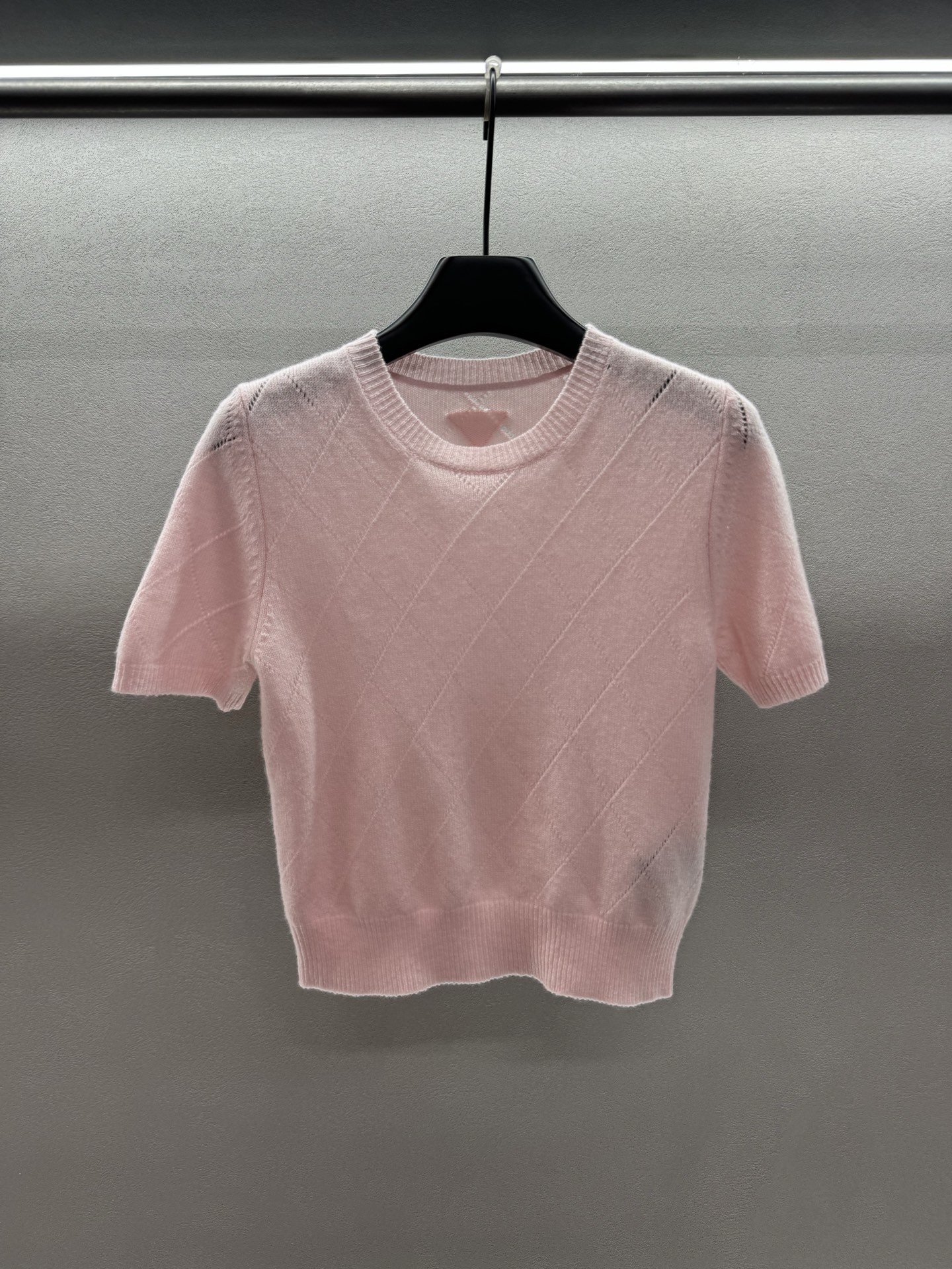 ￼ ❄️2025 Autumn and Winter❄️！Prad*，山羊绒樱花粉短袖针织，文艺复古的秋